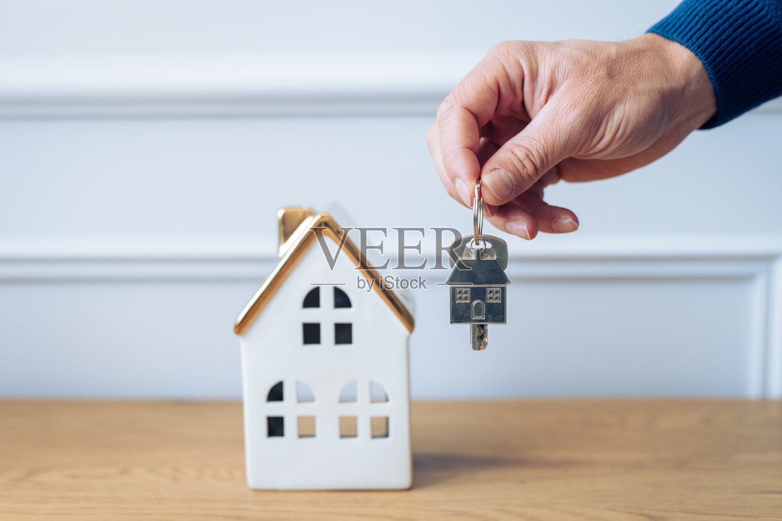 新房业主手持新房钥匙，寓意着梦想新家的实现。照片摄影图片