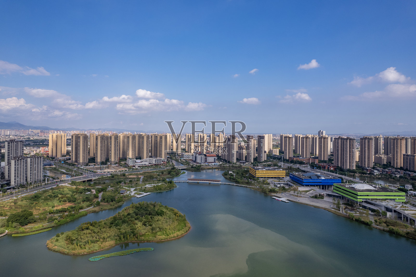 福建省莆田市湖畔的城市建筑，蓝天白云照片摄影图片