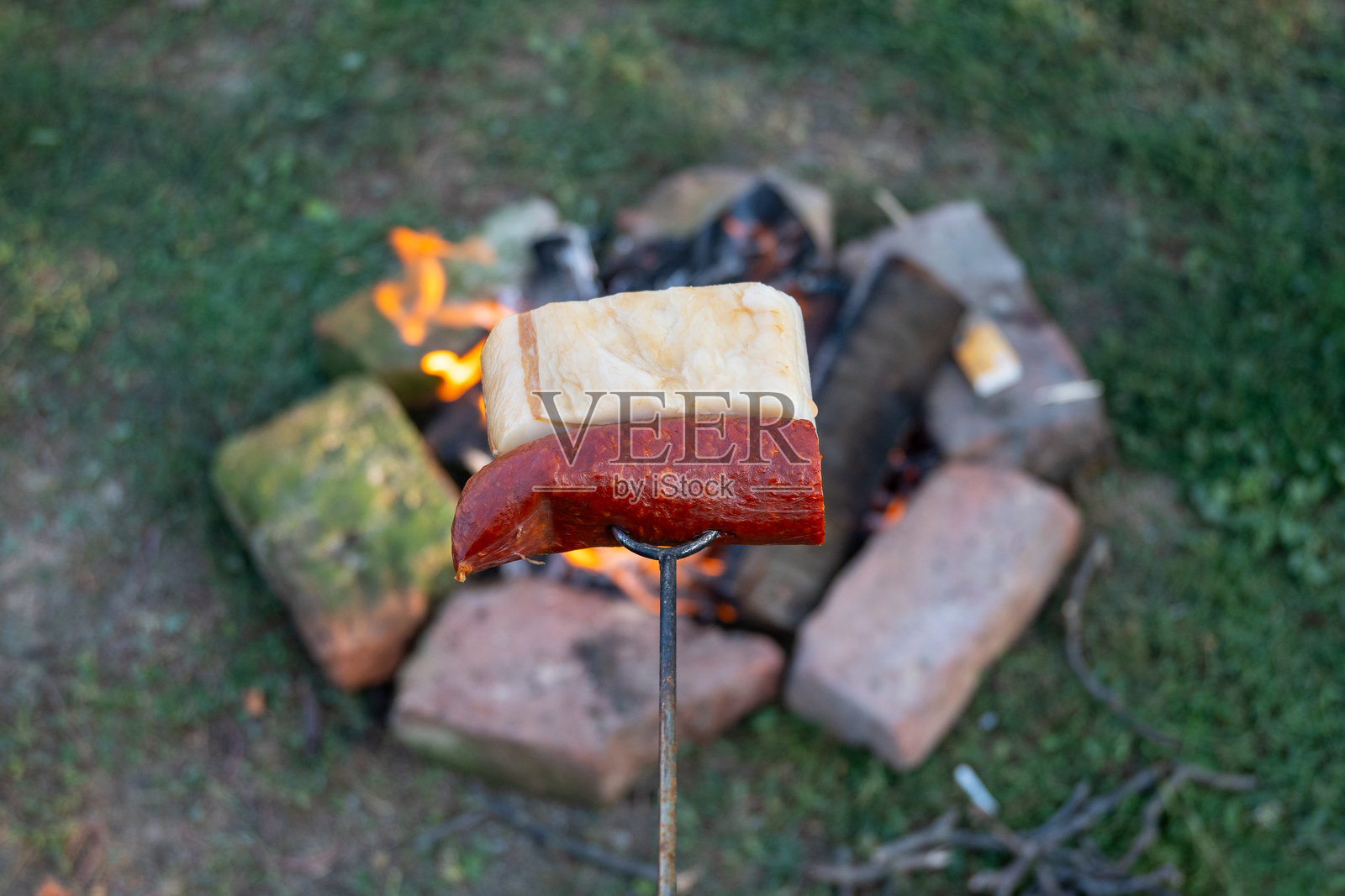 匈牙利传统培根和香肠，适合户外烹饪照片摄影图片