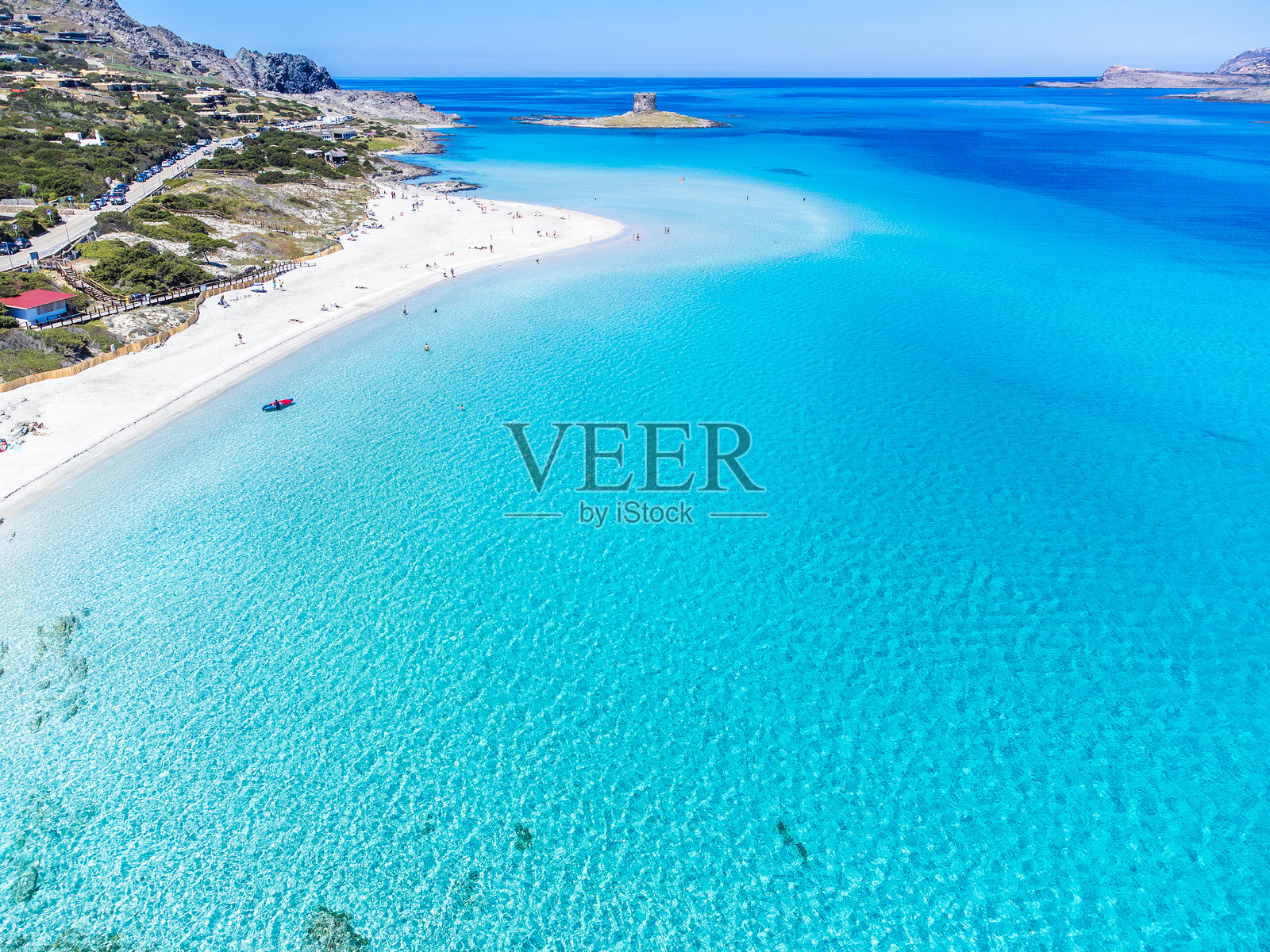 从上方俯瞰拉佩洛萨海滩的绿松石般的海水照片摄影图片