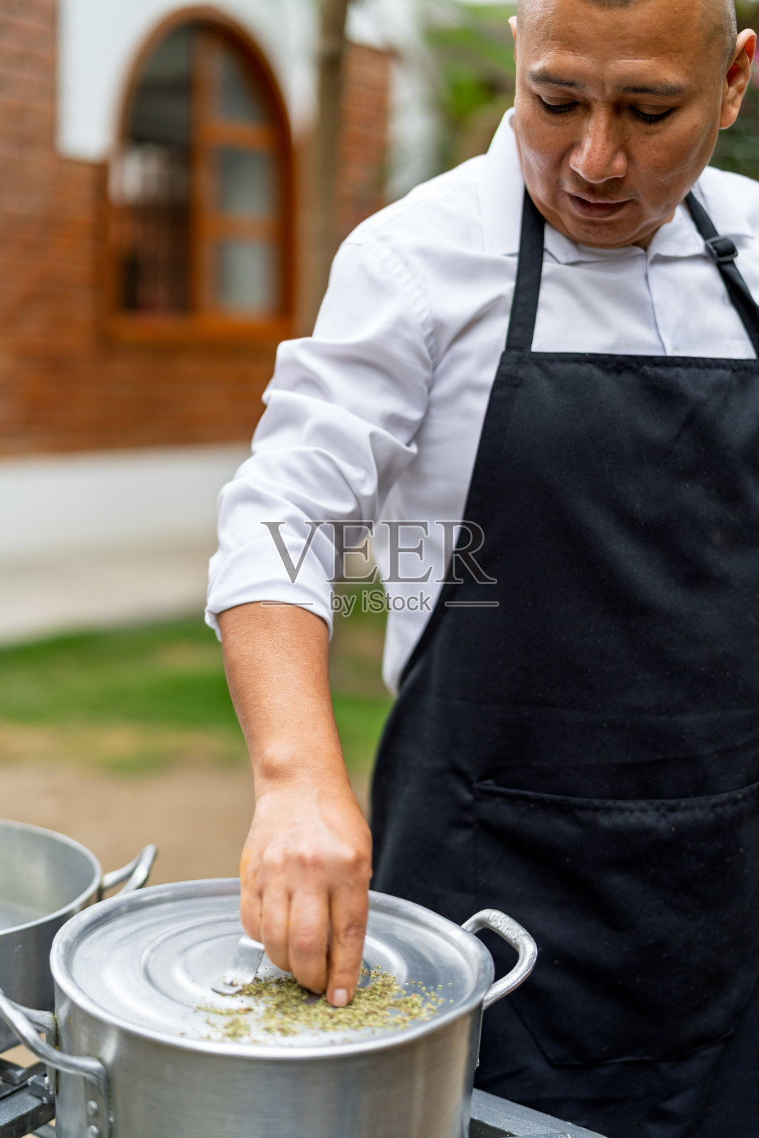 大厨在户外为乡村餐厅调味食物，准备新鲜食材照片摄影图片