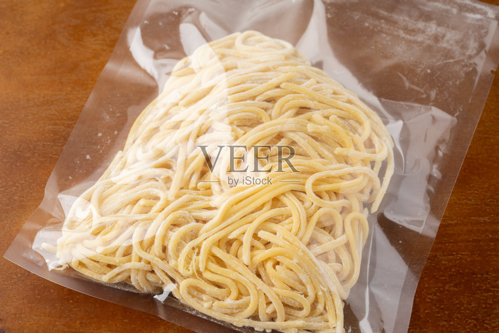 新鲜拉面和汤底套装，装在袋子里照片摄影图片