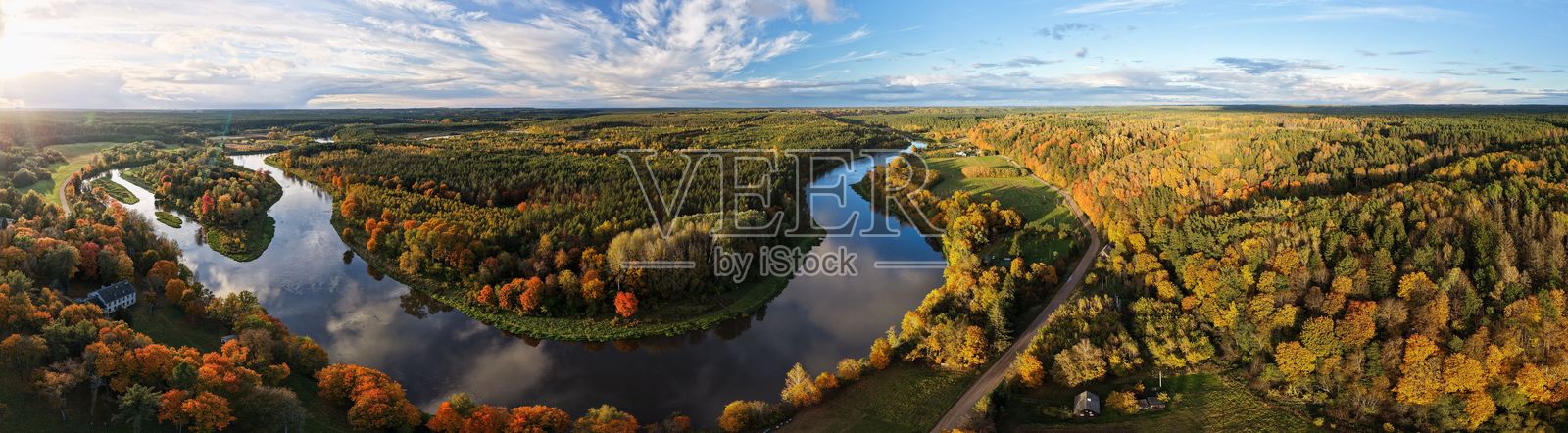 秋季的帕内里艾村涅里斯河照片摄影图片