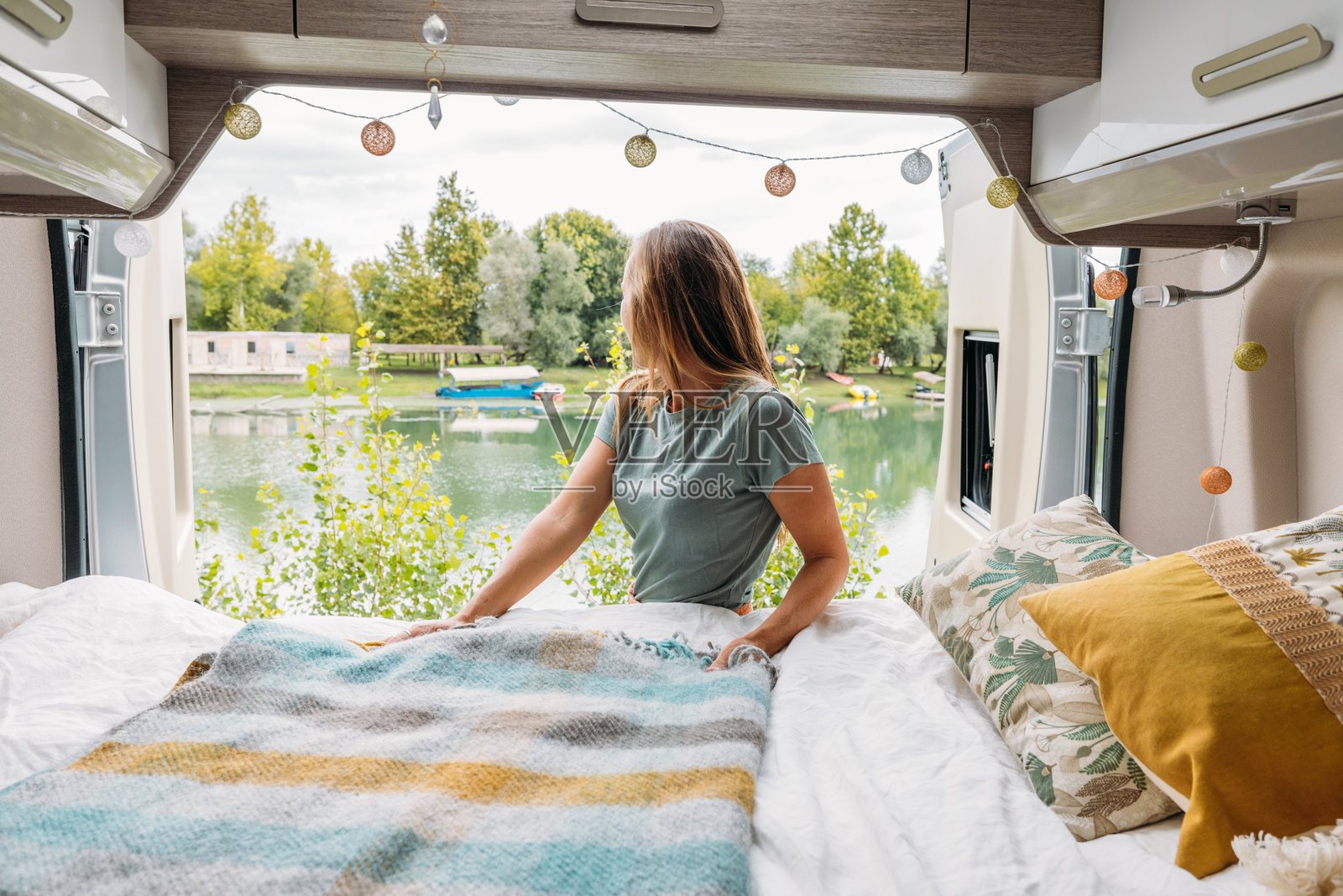 白种女人在河边享受房车生活照片摄影图片