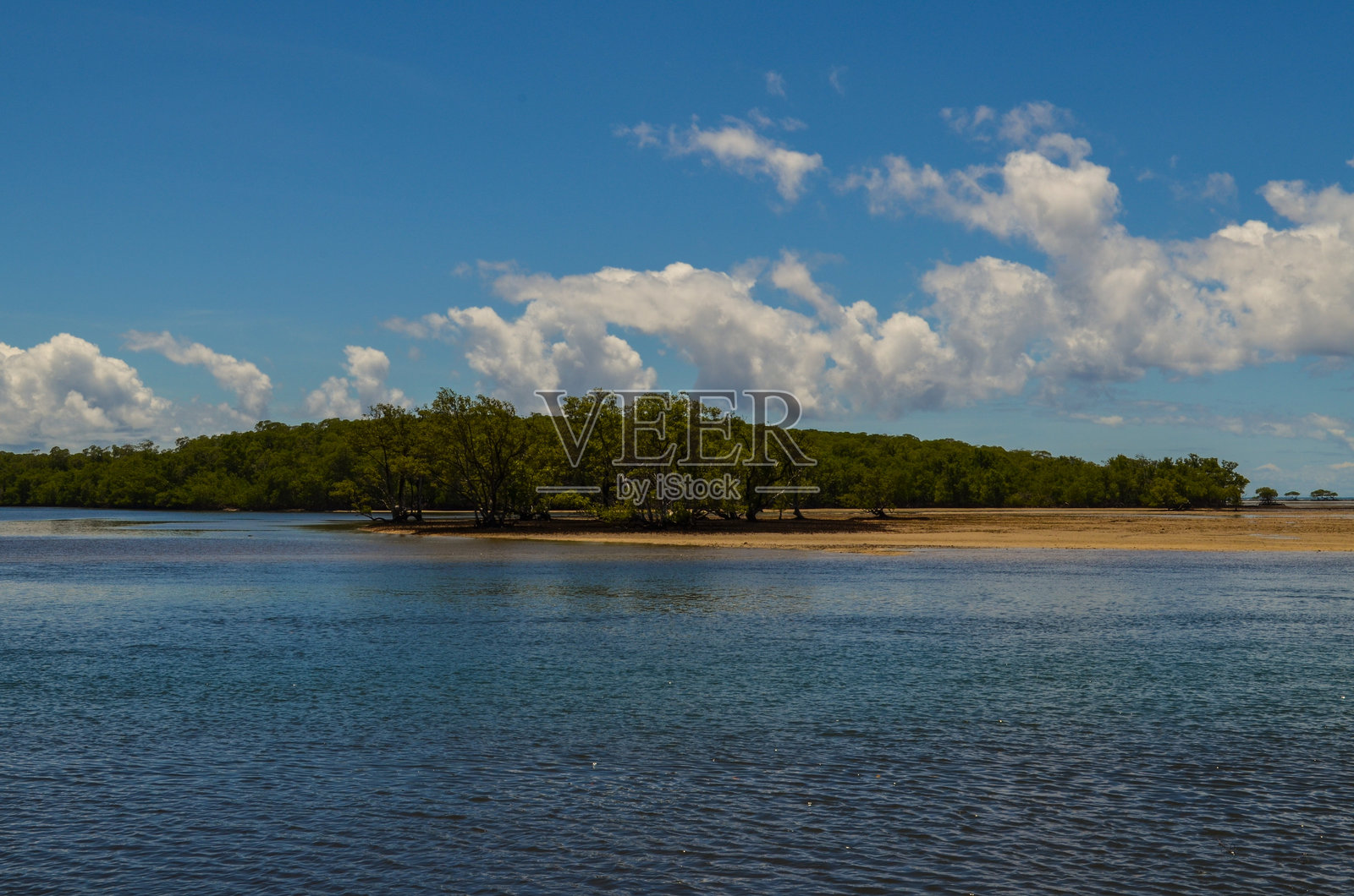水晶般湛蓝的海水照片摄影图片