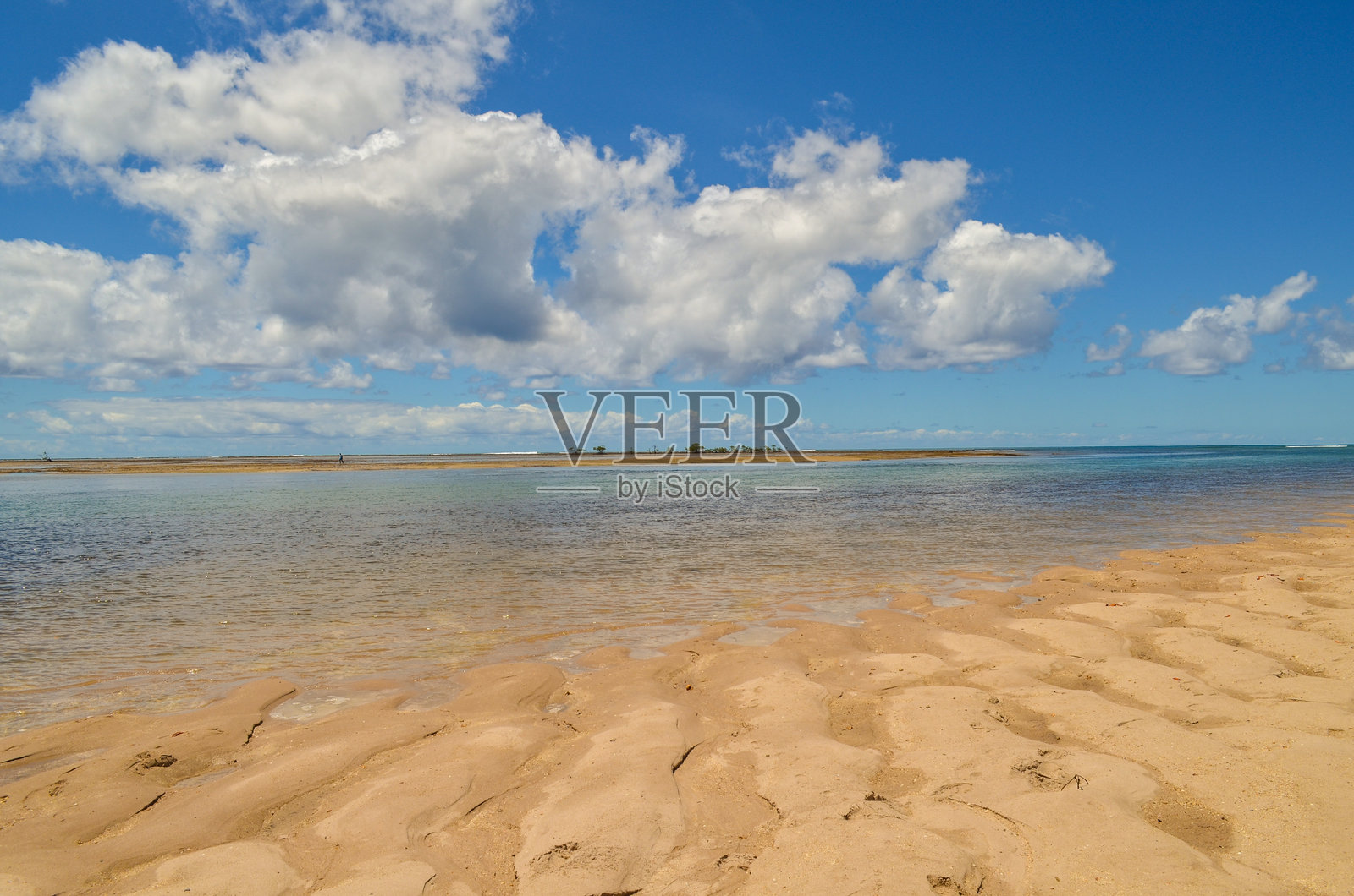 无尽的蓝色渲染着地平线照片摄影图片