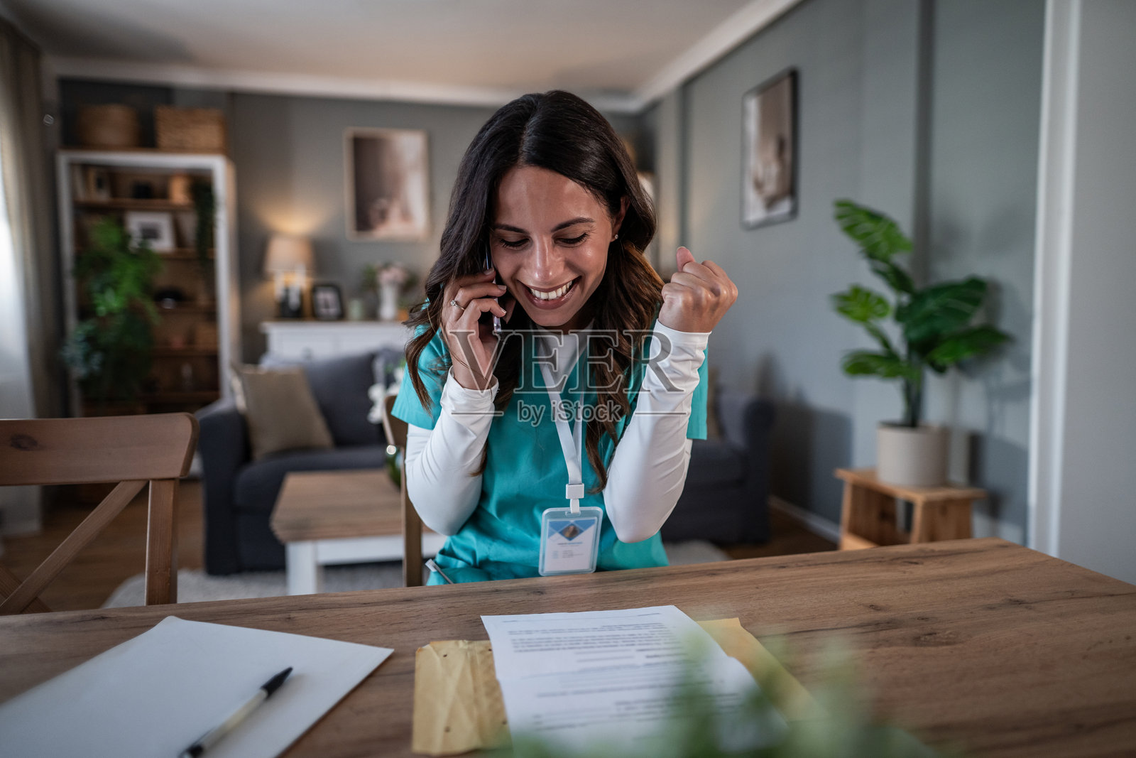 护士收到好消息并庆祝工作录用照片摄影图片