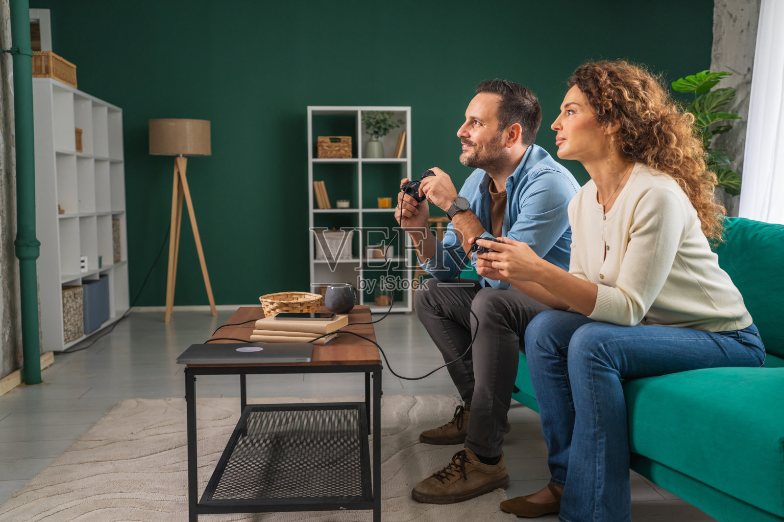 一对情侣在享受悠闲时光，一起玩电子游戏照片摄影图片