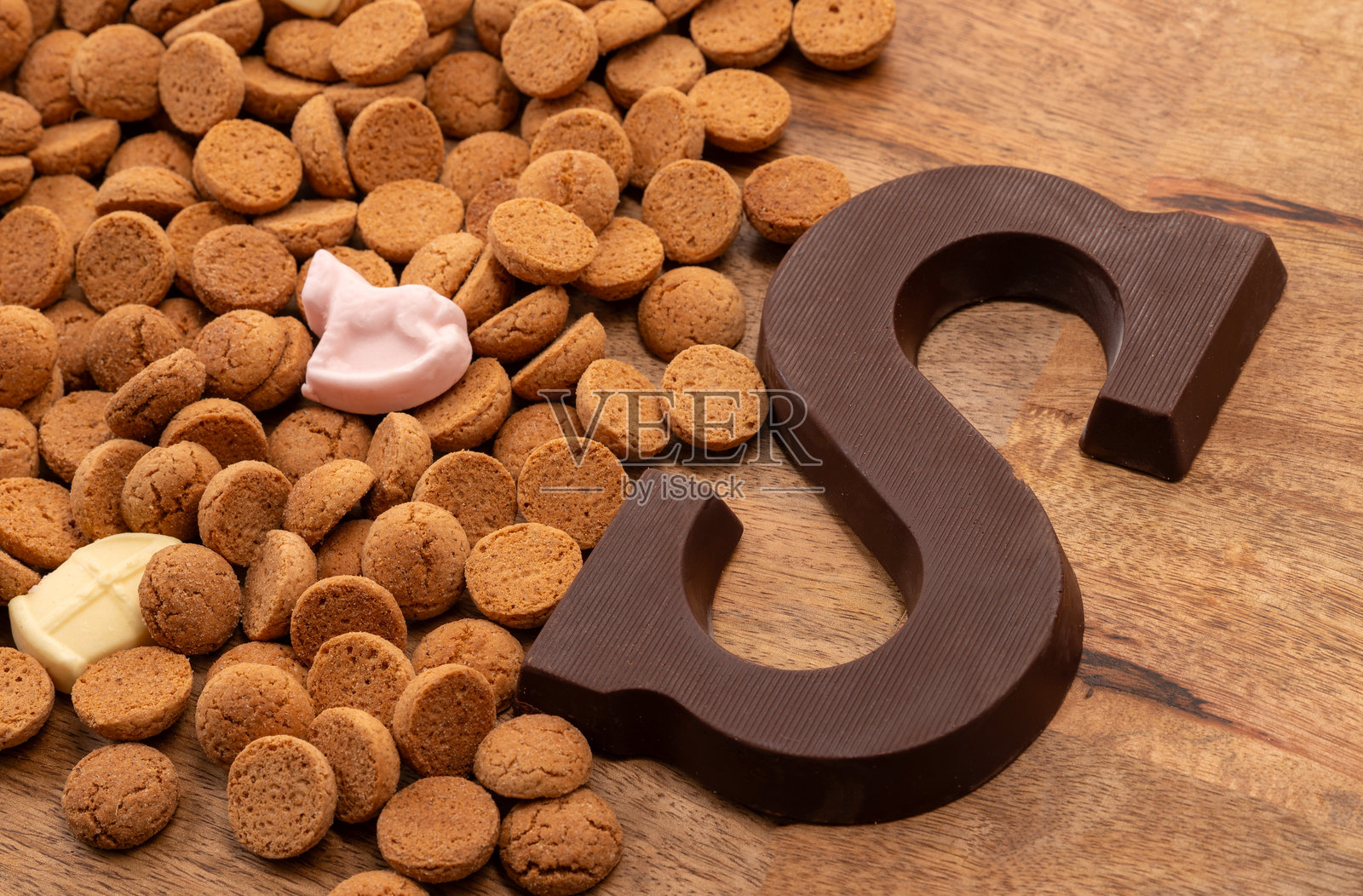 荷兰传统节日辛特克拉斯背景，留有文字复制空间。内含克鲁伊德诺特饼干和传统荷兰糖果。照片摄影图片