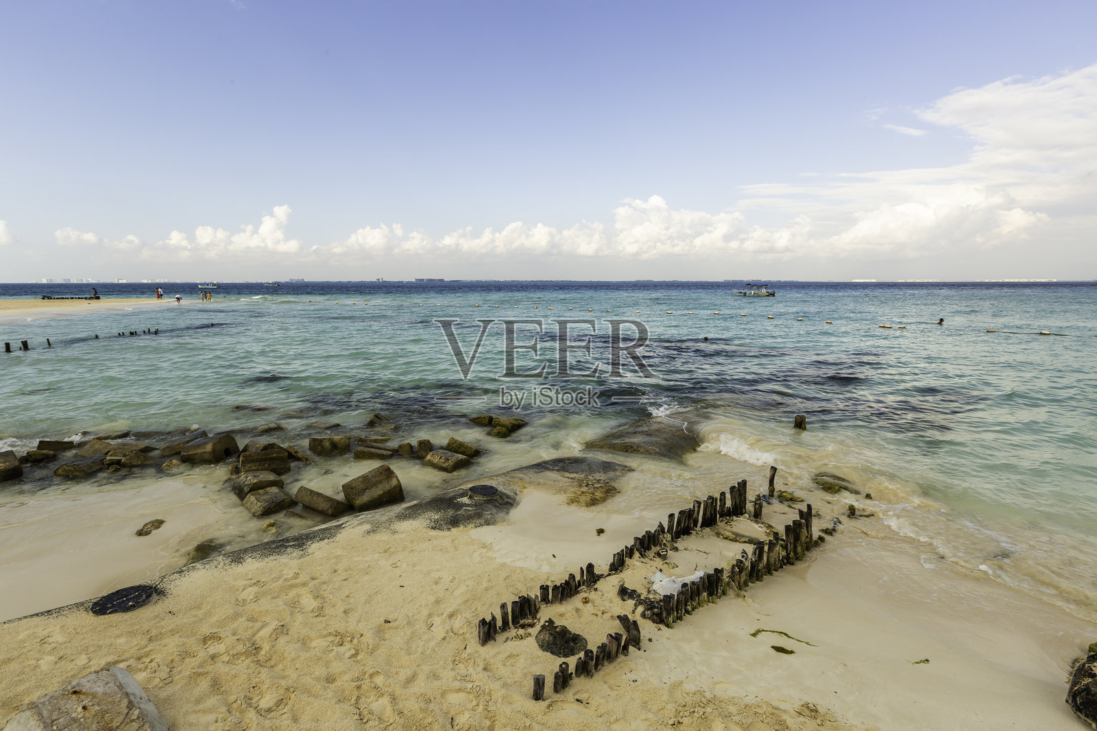 墨西哥坎昆女人岛海滩，拥有岩石海岸线和清澈的蓝色海洋照片摄影图片