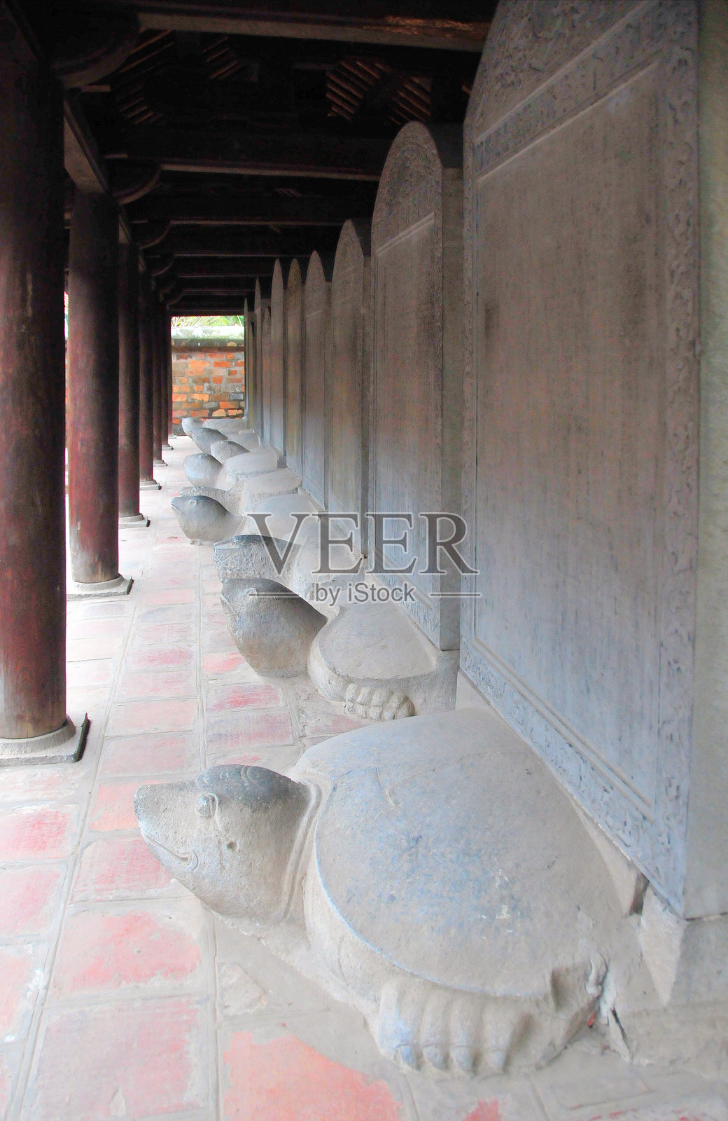 河内，越南文庙（Van Mieu）的石龟碑亭照片摄影图片