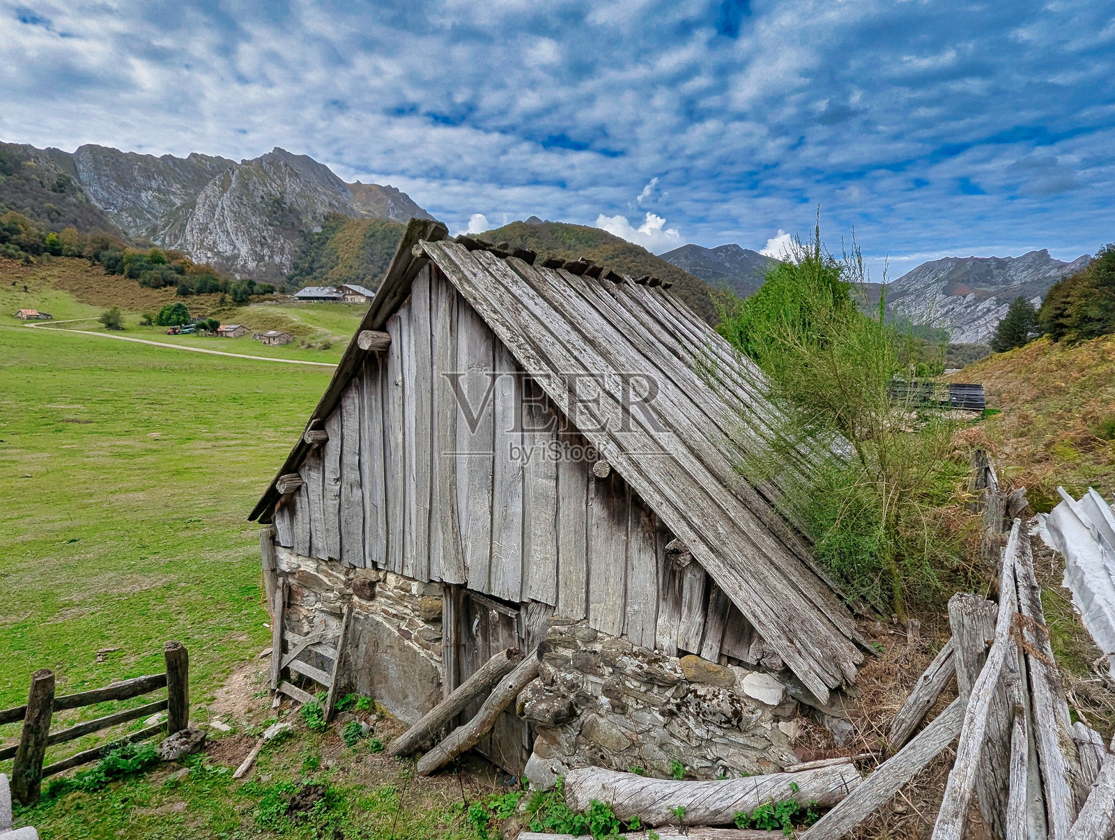 西班牙阿斯图里亚斯雷德斯自然公园布拉尼亚加洛内斯牧羊人羊群中的老木屋照片摄影图片