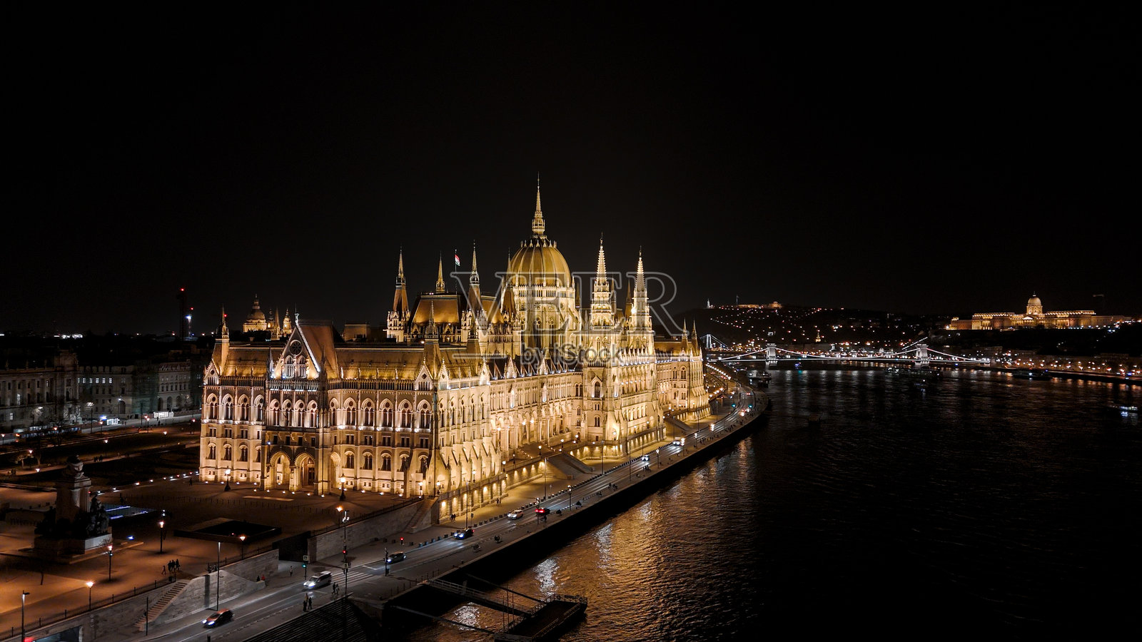 夜晚布达佩斯匈牙利国会大厦的照明鸟瞰图照片摄影图片
