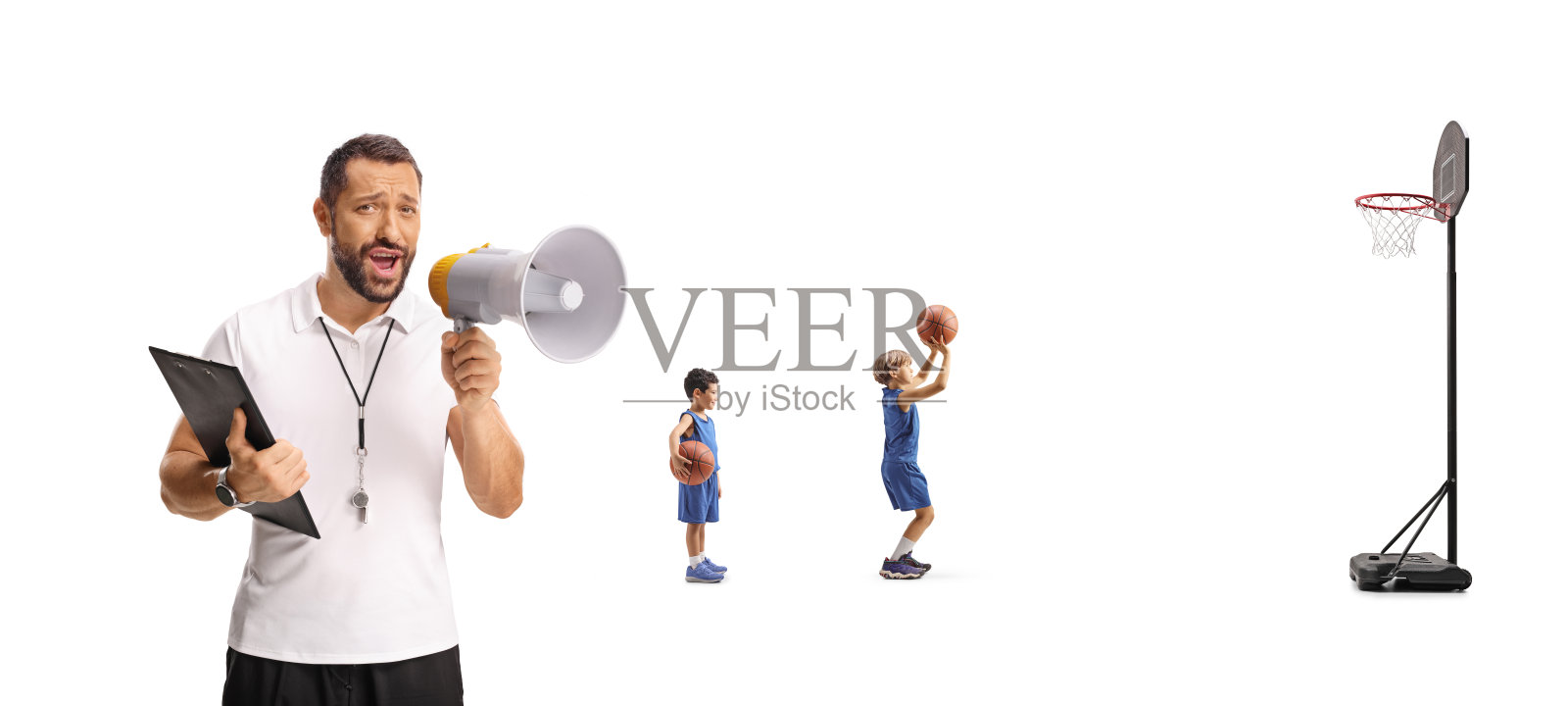 教练在篮球训练中使用扩音器照片摄影图片