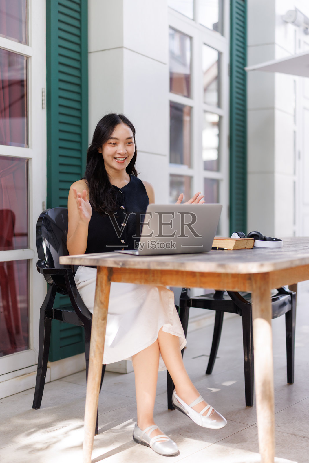 年轻的亚洲女自由职业者在家中露台上用笔记本电脑进行视频通话照片摄影图片