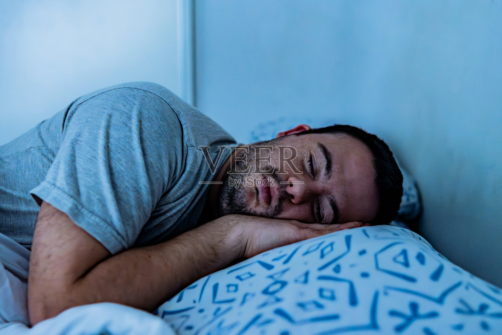 患有唐氏综合征的年轻男子在床上安详地休息照片摄影图片