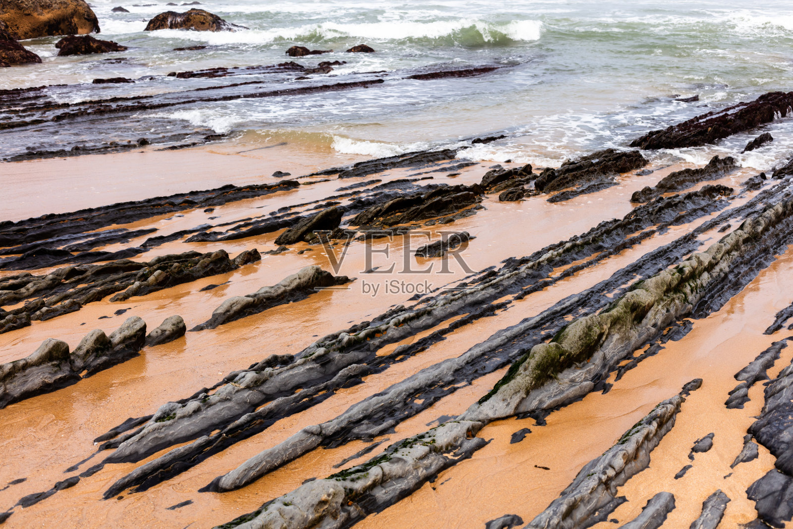 2025年9月10日，葡萄牙托雷斯维德拉什，圣克鲁斯镇海滨岩石景观。照片摄影图片