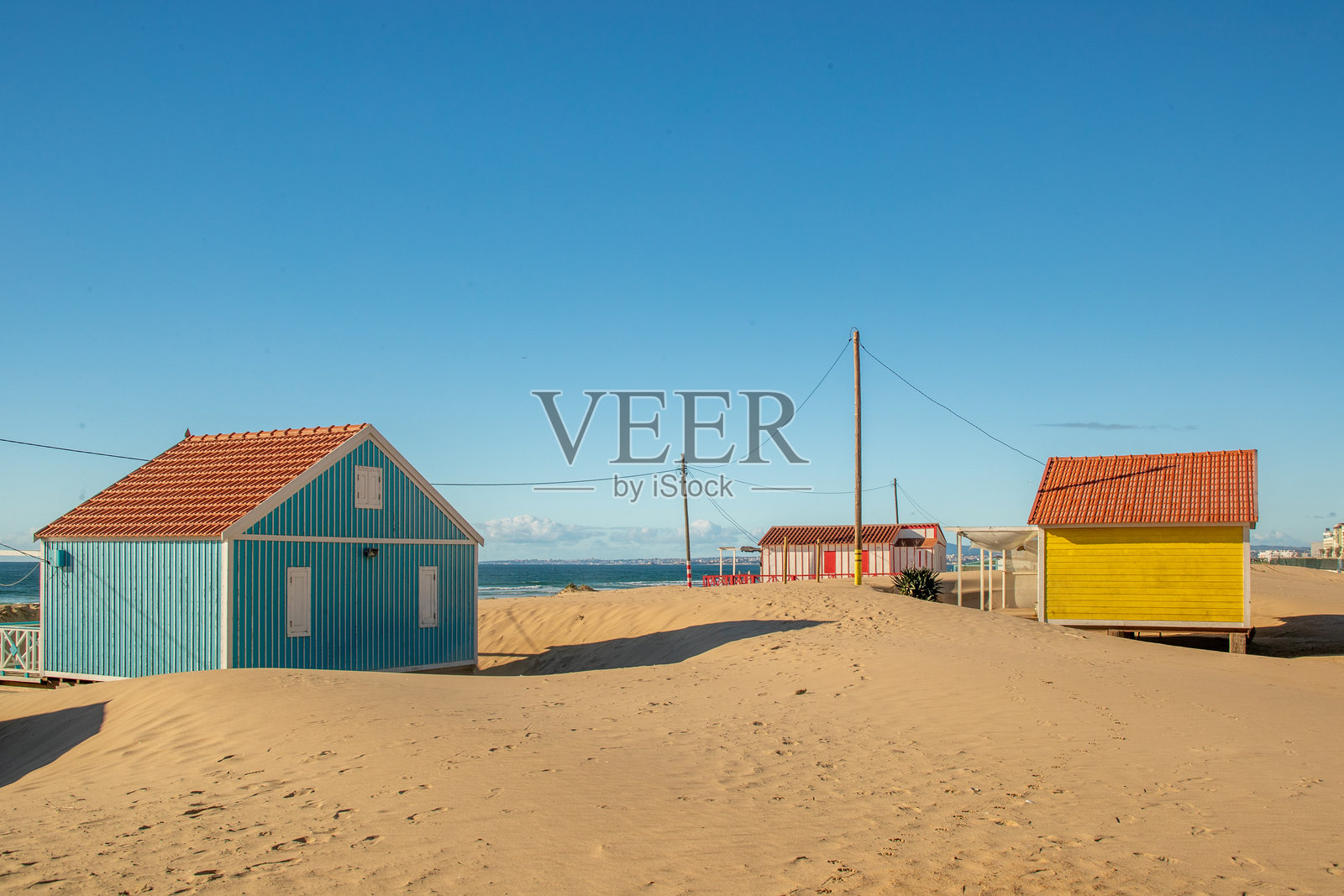 卡帕里卡，里斯本，葡萄牙。2023年12月2日。海滩小屋，在亚特兰大海岸的沙丘上，有着红色和黄色的外观。照片摄影图片