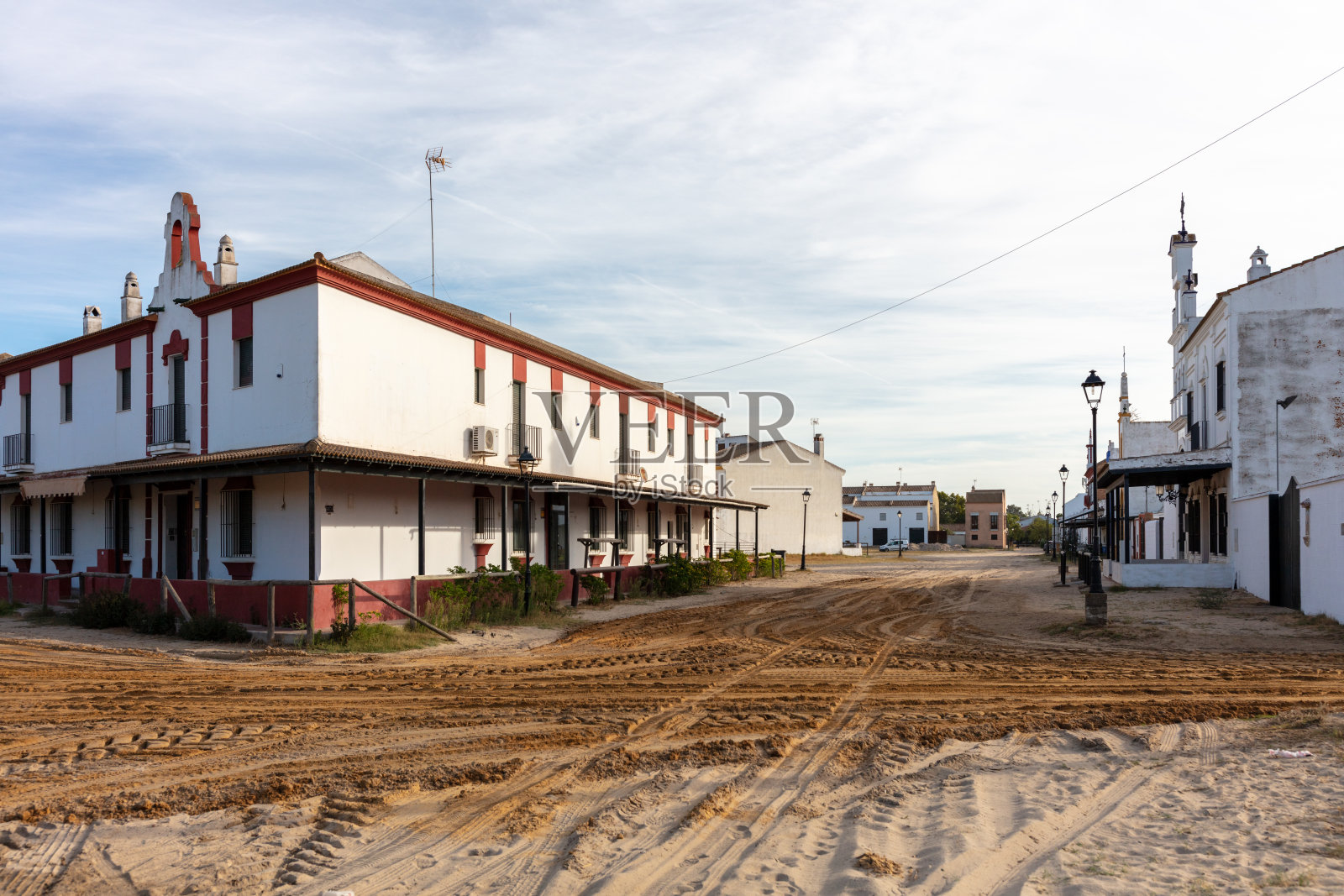 西班牙，安达卢西亚，塞维利亚，埃尔罗西奥。2025年8月28日。埃尔罗西奥的传统房屋和沙质广场。照片摄影图片
