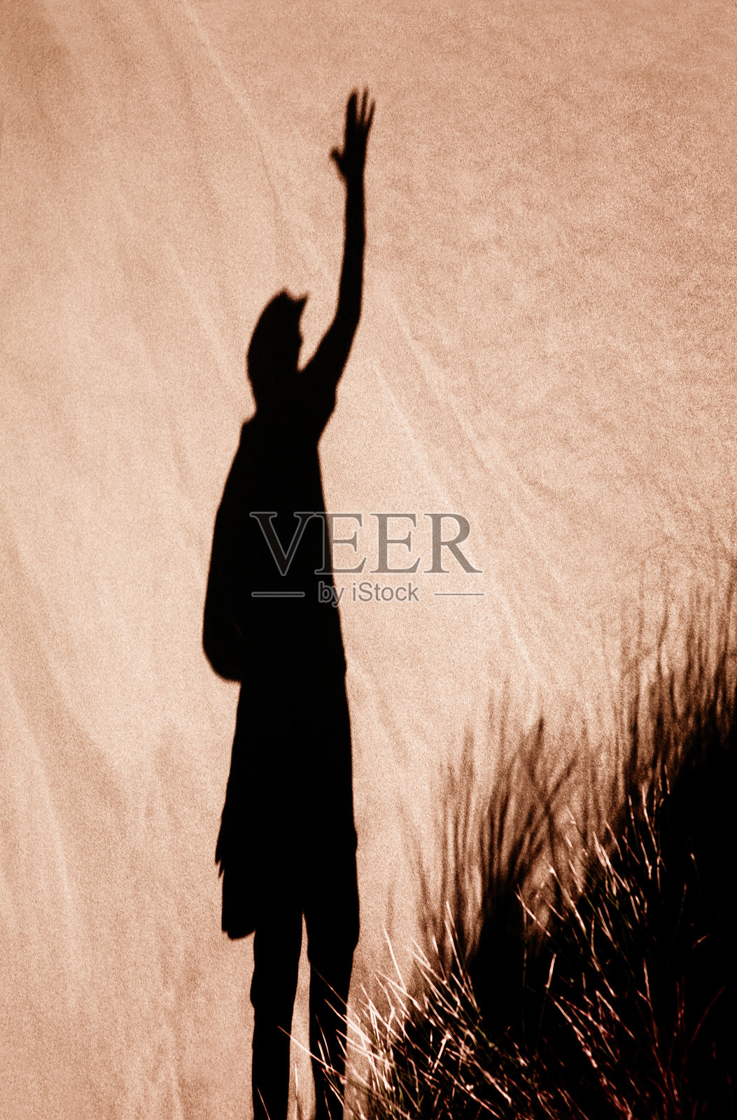 海滩沙丘上挥手告别的人影，马斯帕洛马斯沙丘，大加那利岛，加那利群岛，西班牙，欧洲。照片摄影图片