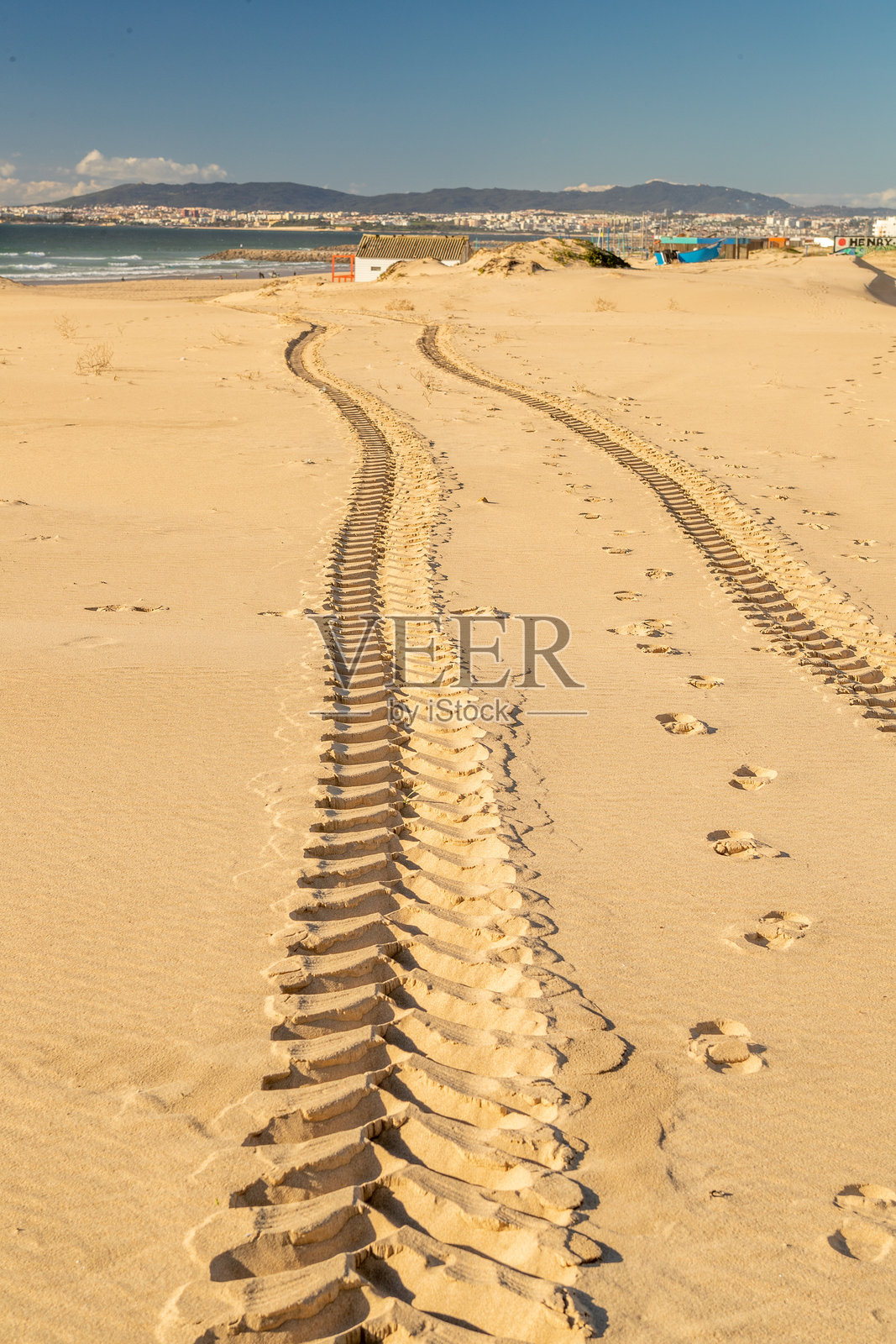 卡帕里卡，里斯本，葡萄牙。2023年12月2日。海滨度假小屋，拥有红色和黄色外墙，坐落在北大西洋海岸的沙丘上。照片摄影图片