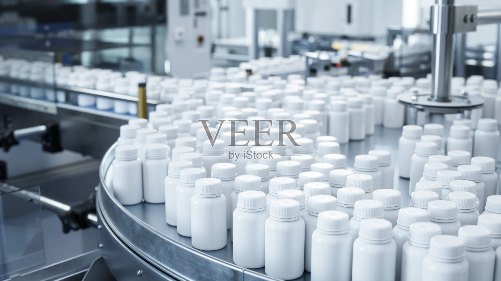 白色塑料药瓶在制药厂的旋转输送带上移动。药品制造过程在制药厂进行。照片摄影图片