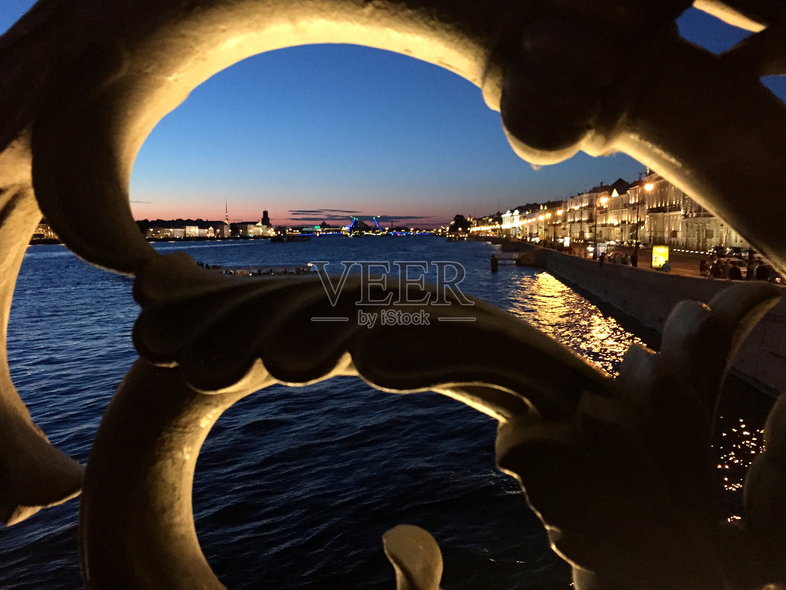 圣彼得堡涅瓦河堤岸的夜晚灯火照片摄影图片