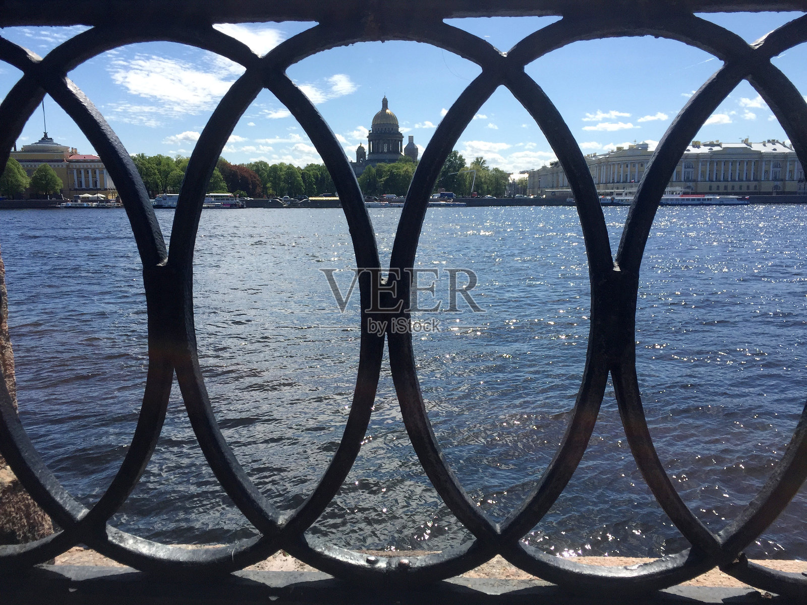 圣伊萨基辅大教堂和涅瓦河景观，透过堤岸围栏拍摄，圣彼得堡照片摄影图片