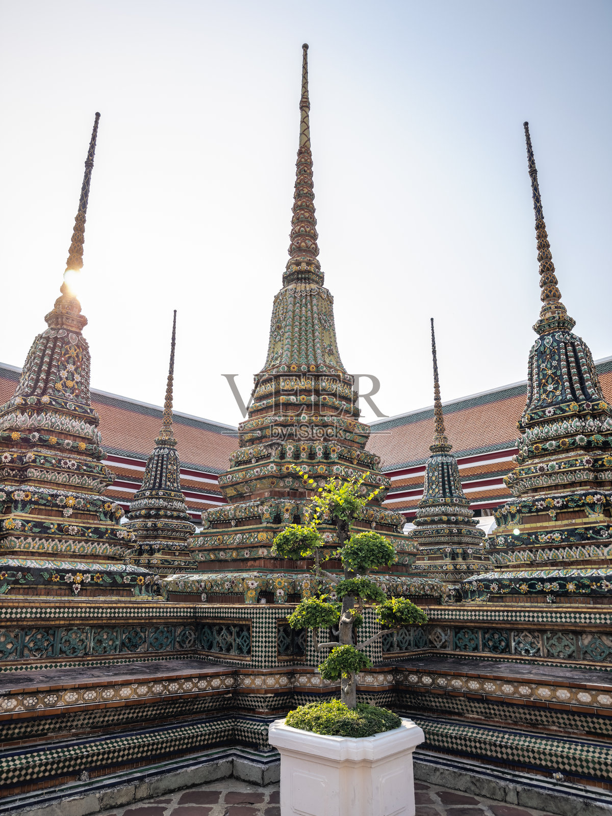 泰国曼谷卧佛寺内精美的佛塔高耸入云，蓝天之下，佛塔上装饰着色彩斑斓的马赛克和精细的图案，这些历史悠久的佛教宝塔展现了令人惊叹的泰国艺术。照片摄影图片