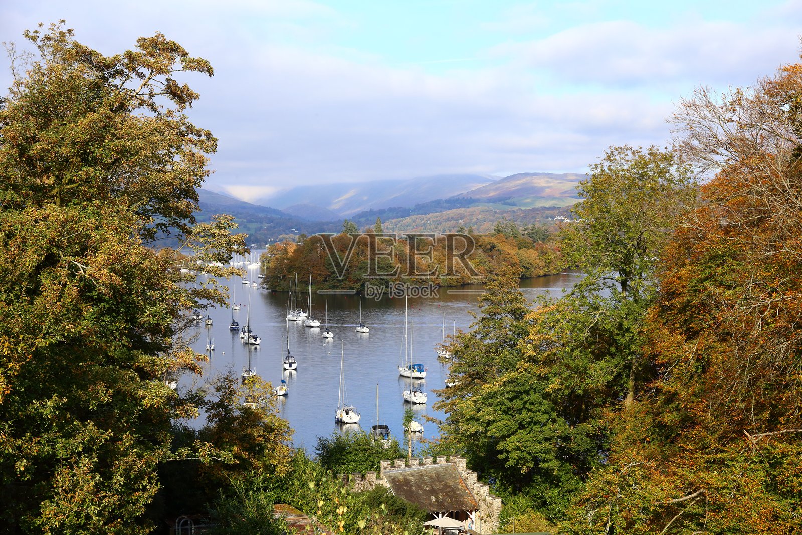 从温德米尔湖畔的凯菲斯（Caife）高处俯瞰的景象。照片摄影图片