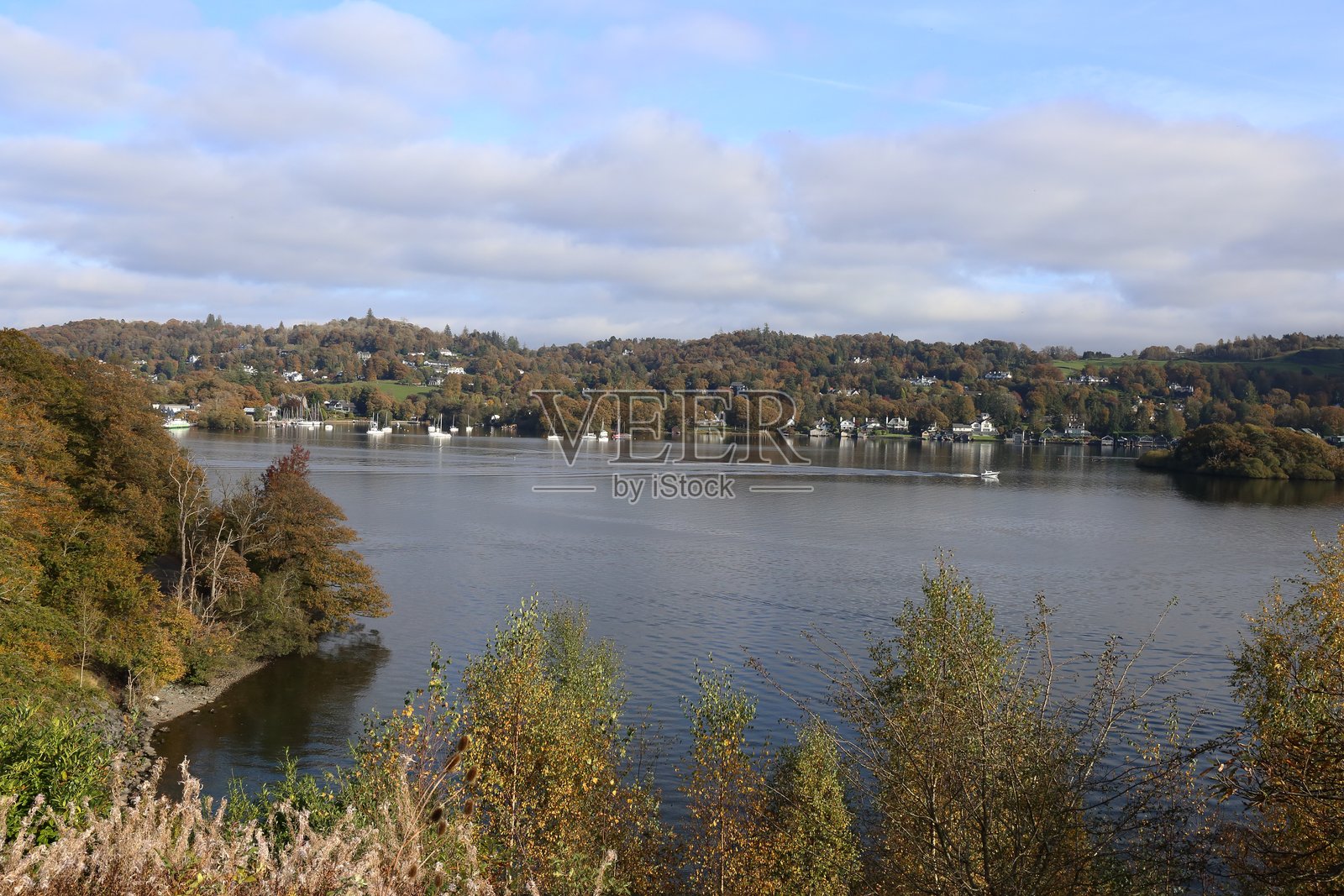 从凯夫山顶俯瞰温德米尔湖的高视角照片摄影图片