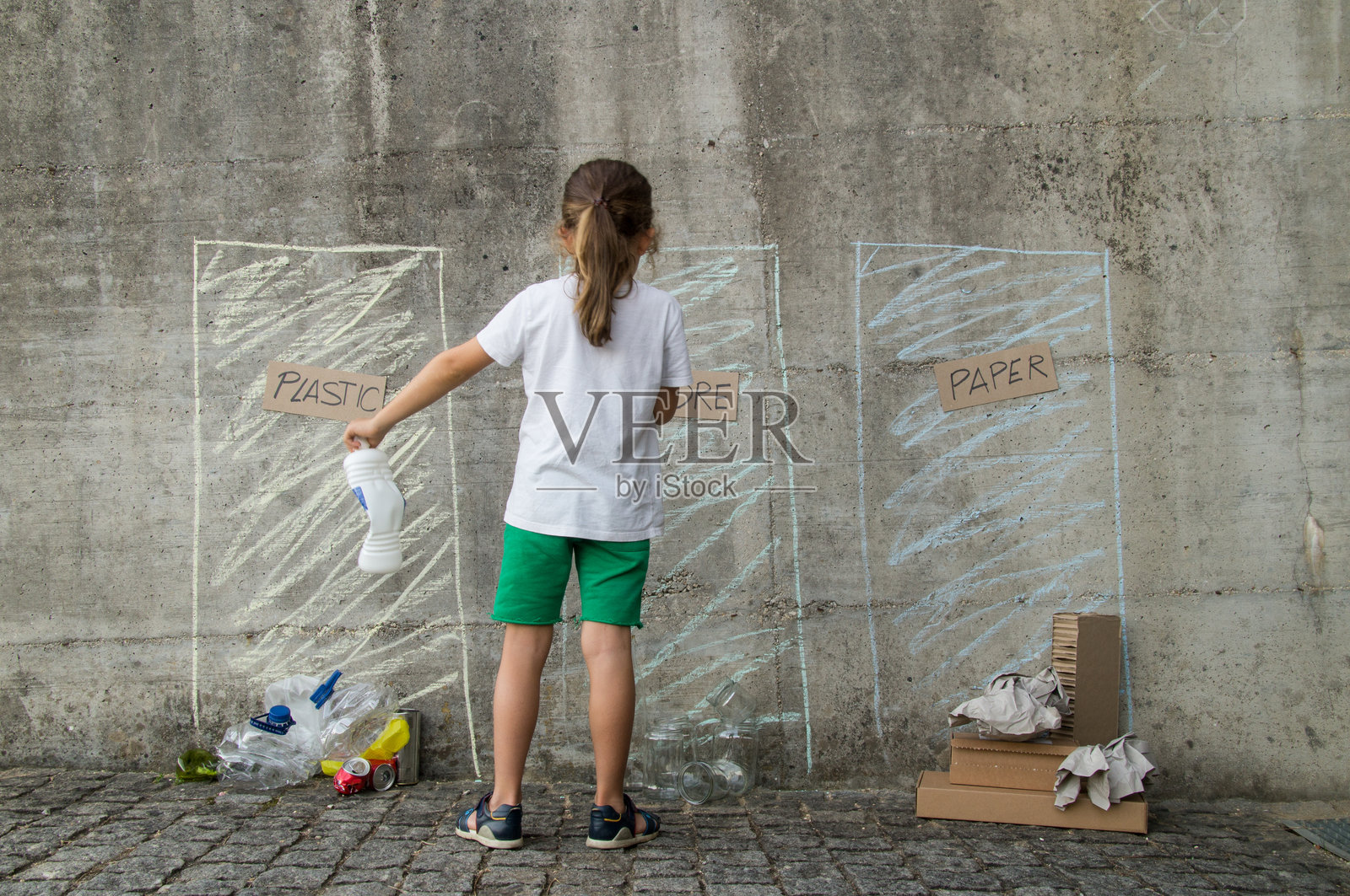 留长发的金发男孩在户外进行环境教育课程照片摄影图片