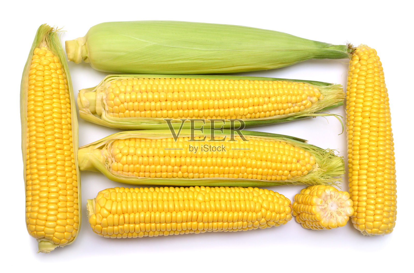 带皮或不带皮的玉米集合，孤立在白色背景上。俯视，平面布置照片摄影图片