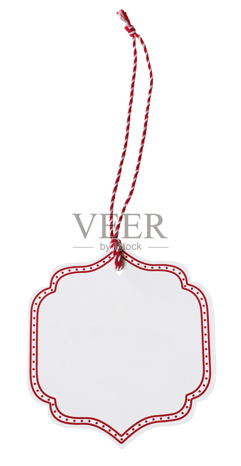 空白装饰纸标签，带红色边框和条纹细绳的标签模型，孤立在白色背景上。生日礼物包装，圣诞节日标签，品牌推广，产品包装，节日手工艺品照片摄影图片