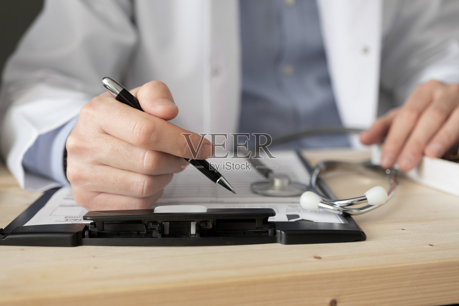 医生在检查后分析患者的检查结果照片摄影图片