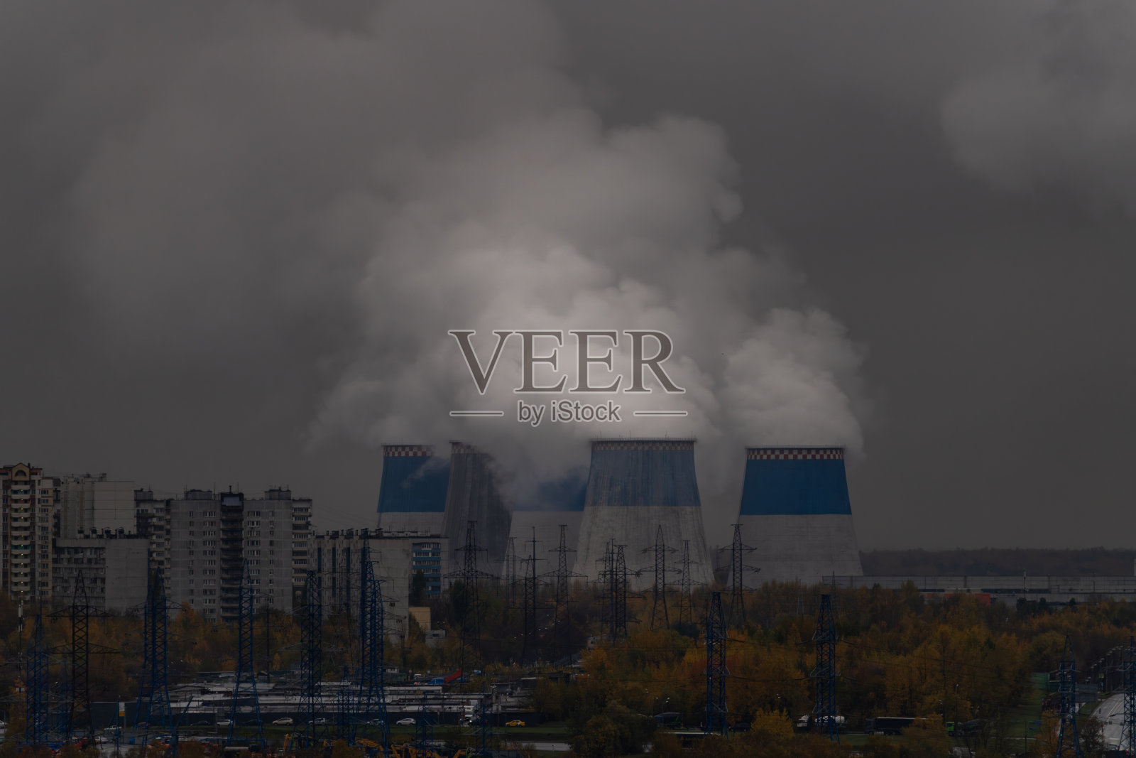俄罗斯发电厂的烟雾排放，城市景观与污染，秋季环境照片摄影图片