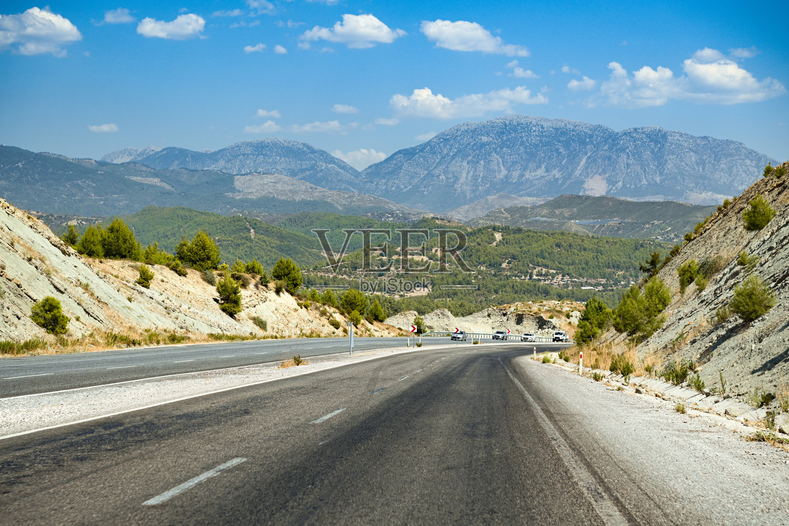 通往山区的公路照片摄影图片