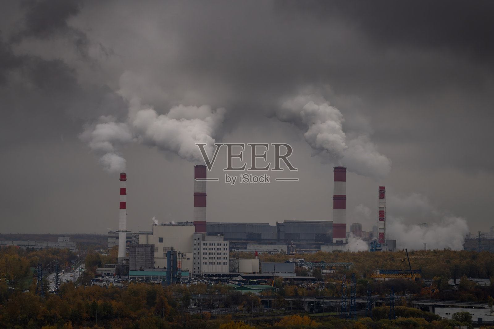 俄罗斯，阴沉的秋日城市景观，工业烟囱，工厂和空气污染照片摄影图片