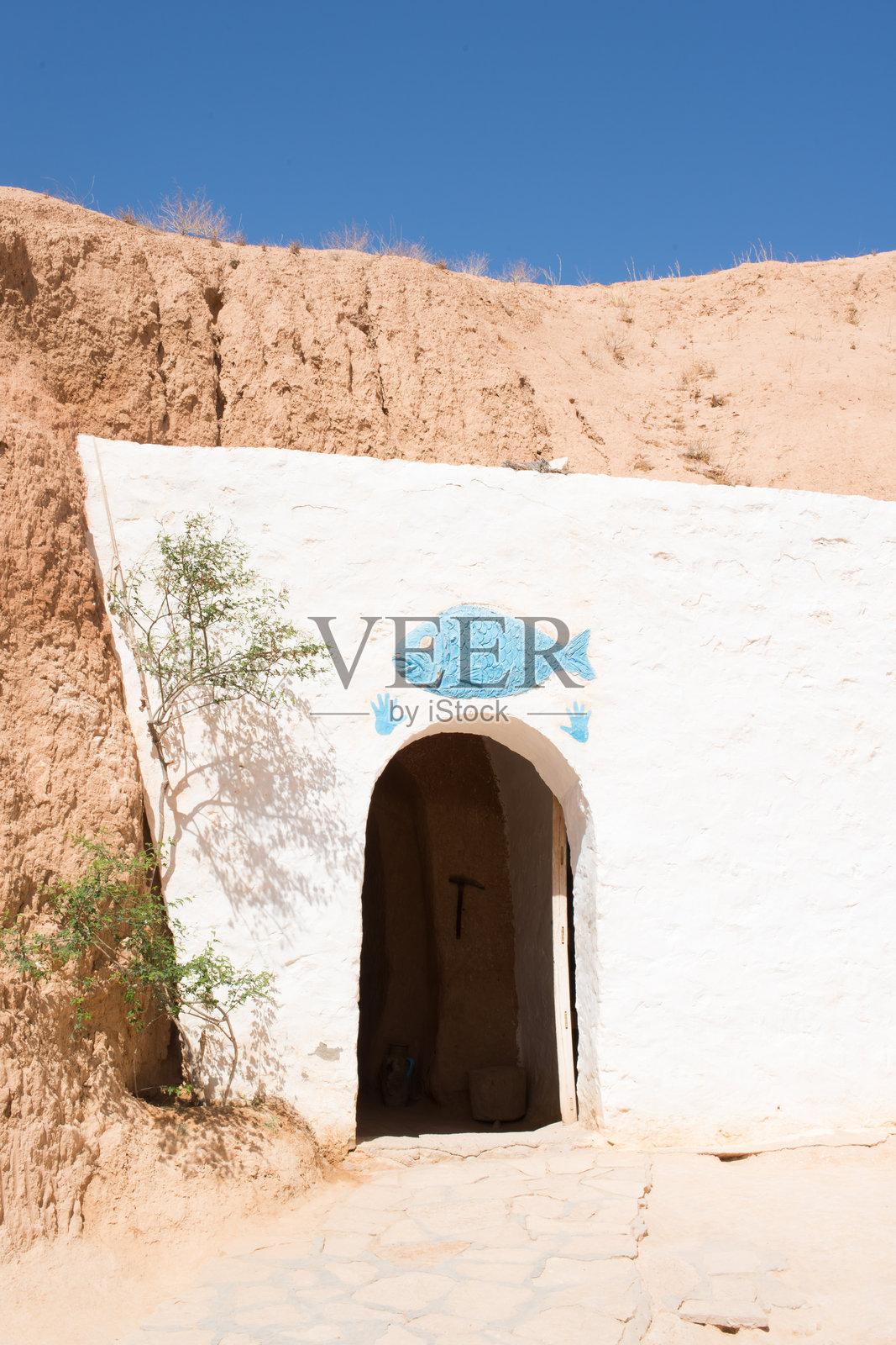穴居人住所的入口门。马特马塔，突尼斯照片摄影图片