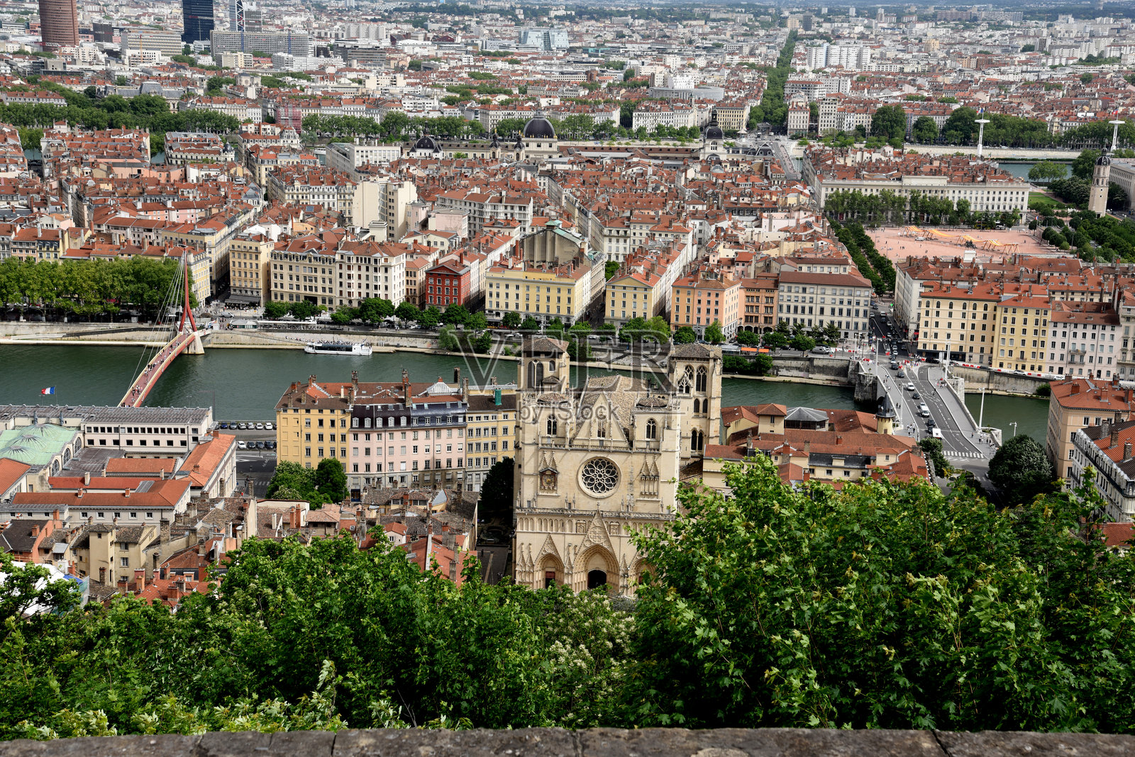 里昂市与里昂圣母大教堂照片摄影图片