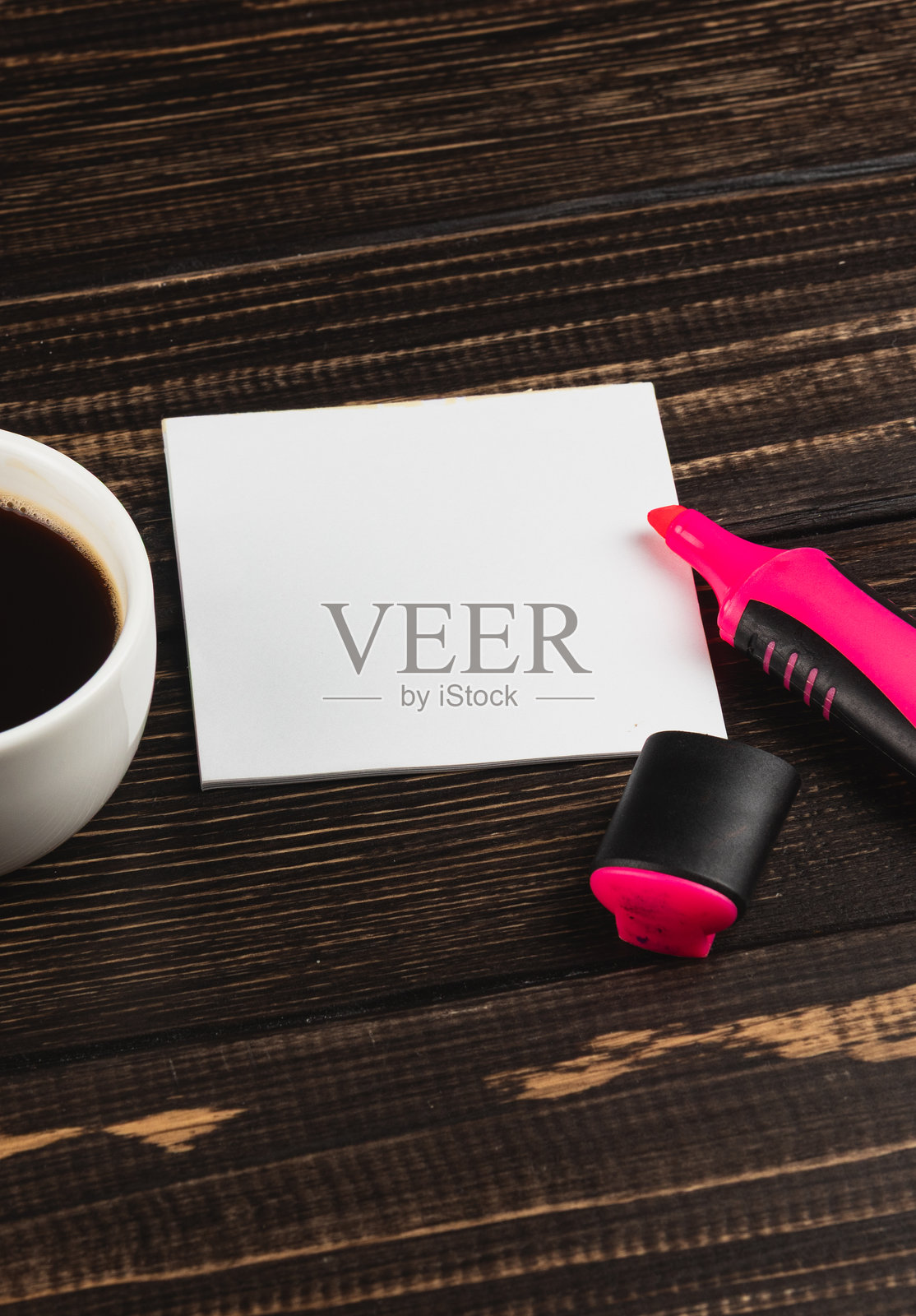 木质书桌上的咖啡、空白便签和荧光笔，用于学习照片摄影图片