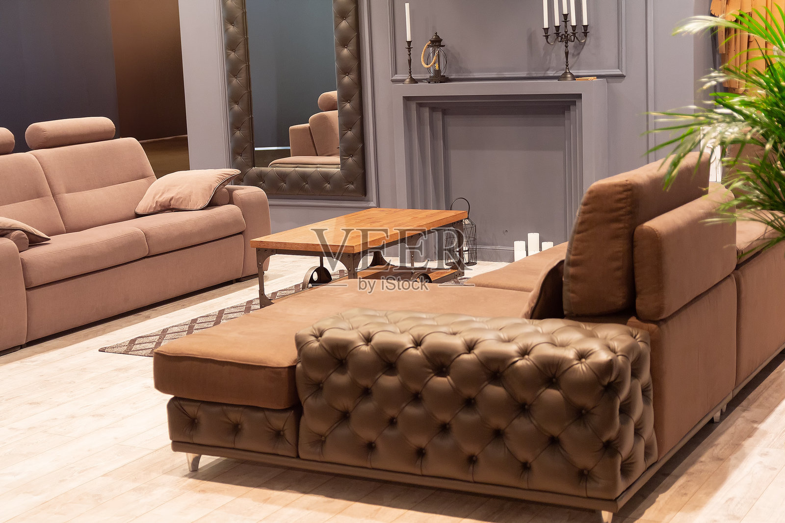 现代客厅，配有棕色浮雕皮革转角沙发照片摄影图片