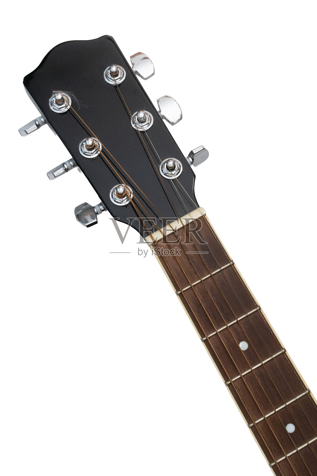 白色背景下，带有琴弦和弦钮的木吉他琴头和琴颈照片摄影图片