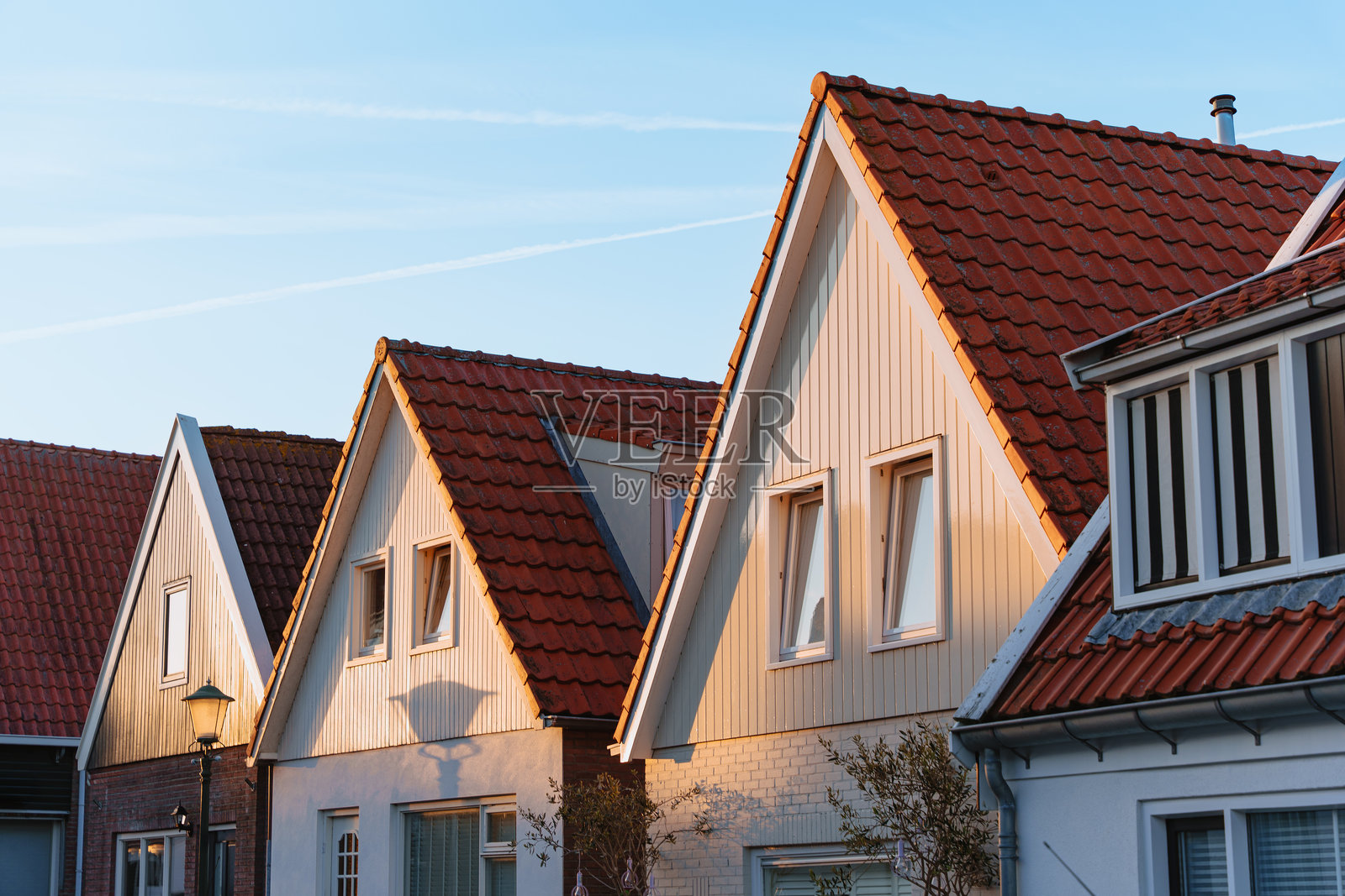 一排红瓦屋顶的传统房屋照片摄影图片