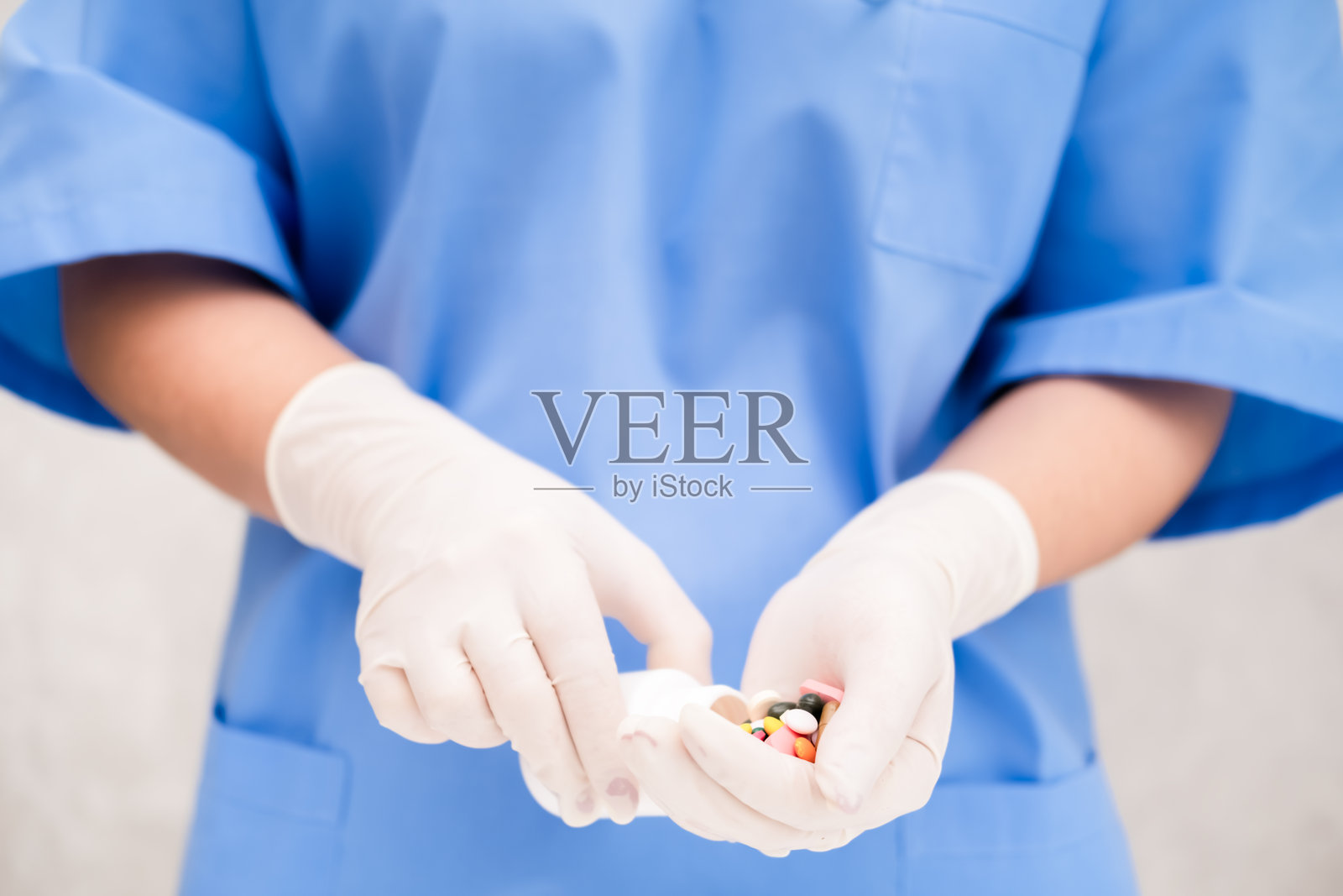 身穿蓝色兽医服的女孩照片摄影图片