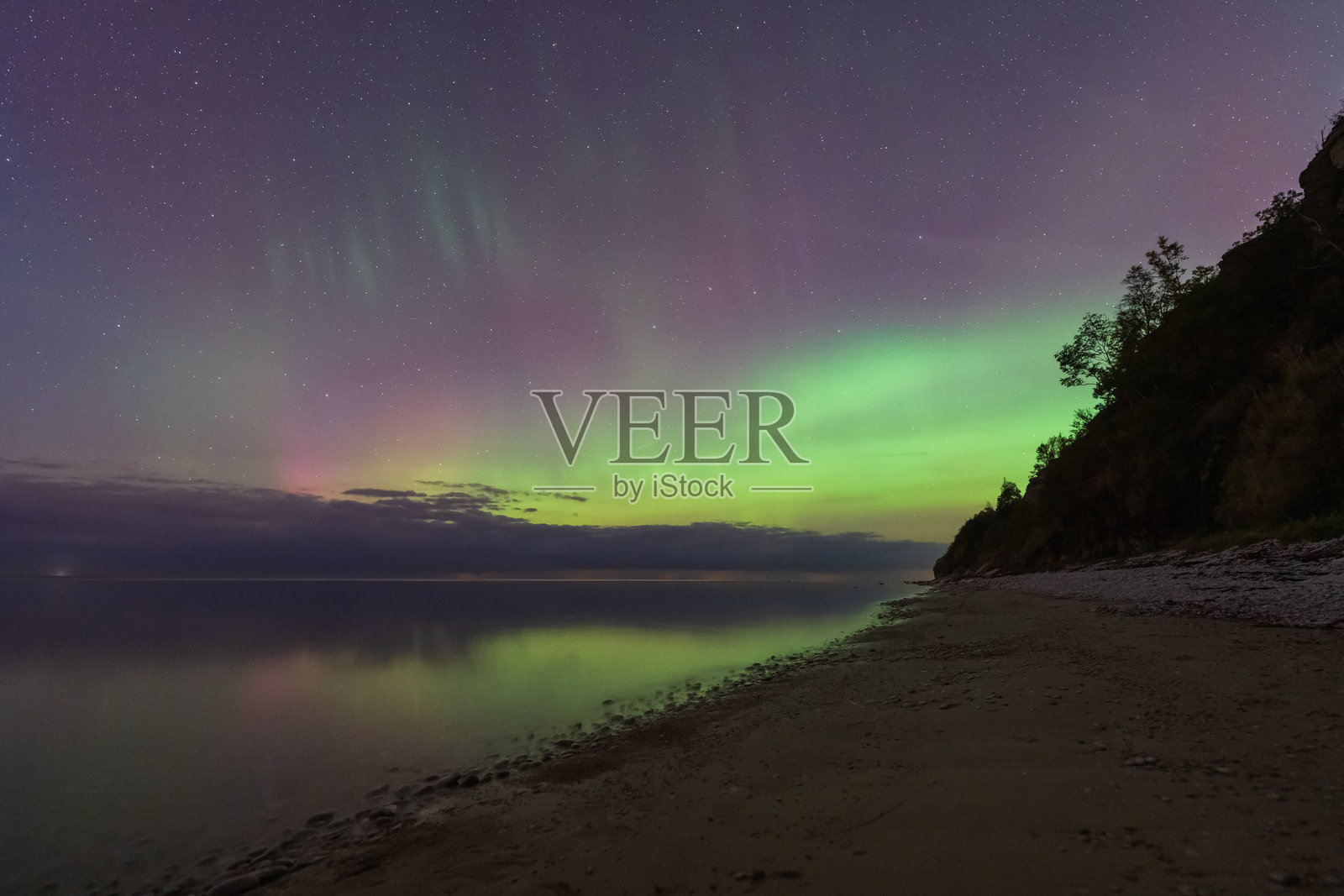 绿色和紫色的北极光（欧若拉）的魔幻景象。照片摄影图片