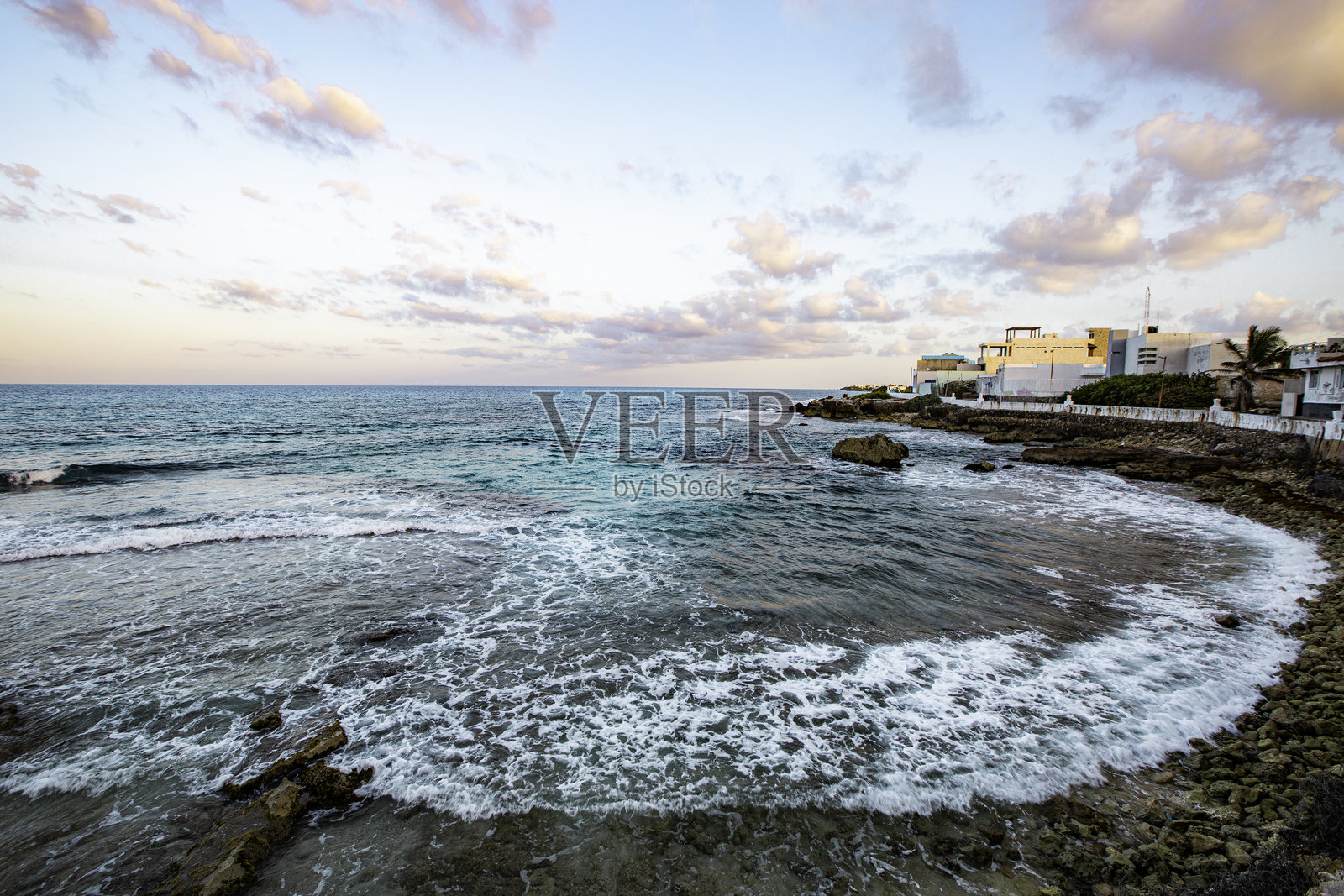 墨西哥坎昆女人岛，背景是小镇的美丽海滩照片摄影图片