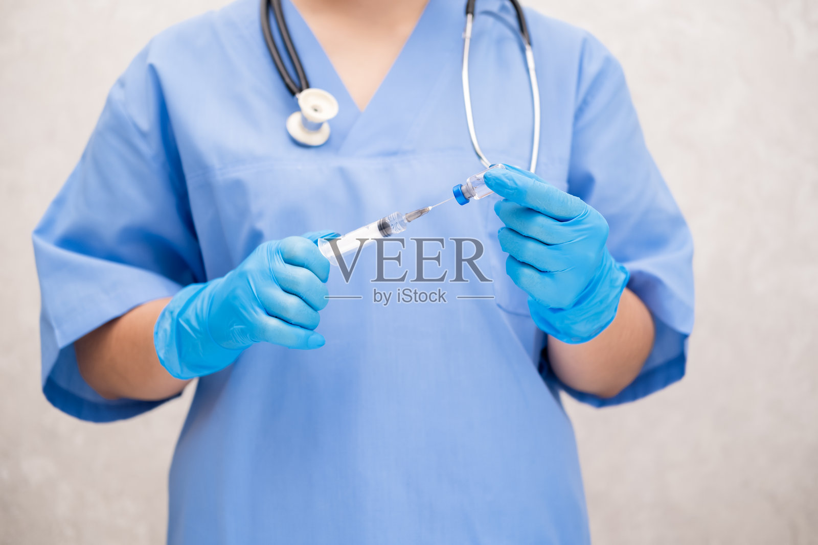 身穿蓝色兽医服的女孩照片摄影图片