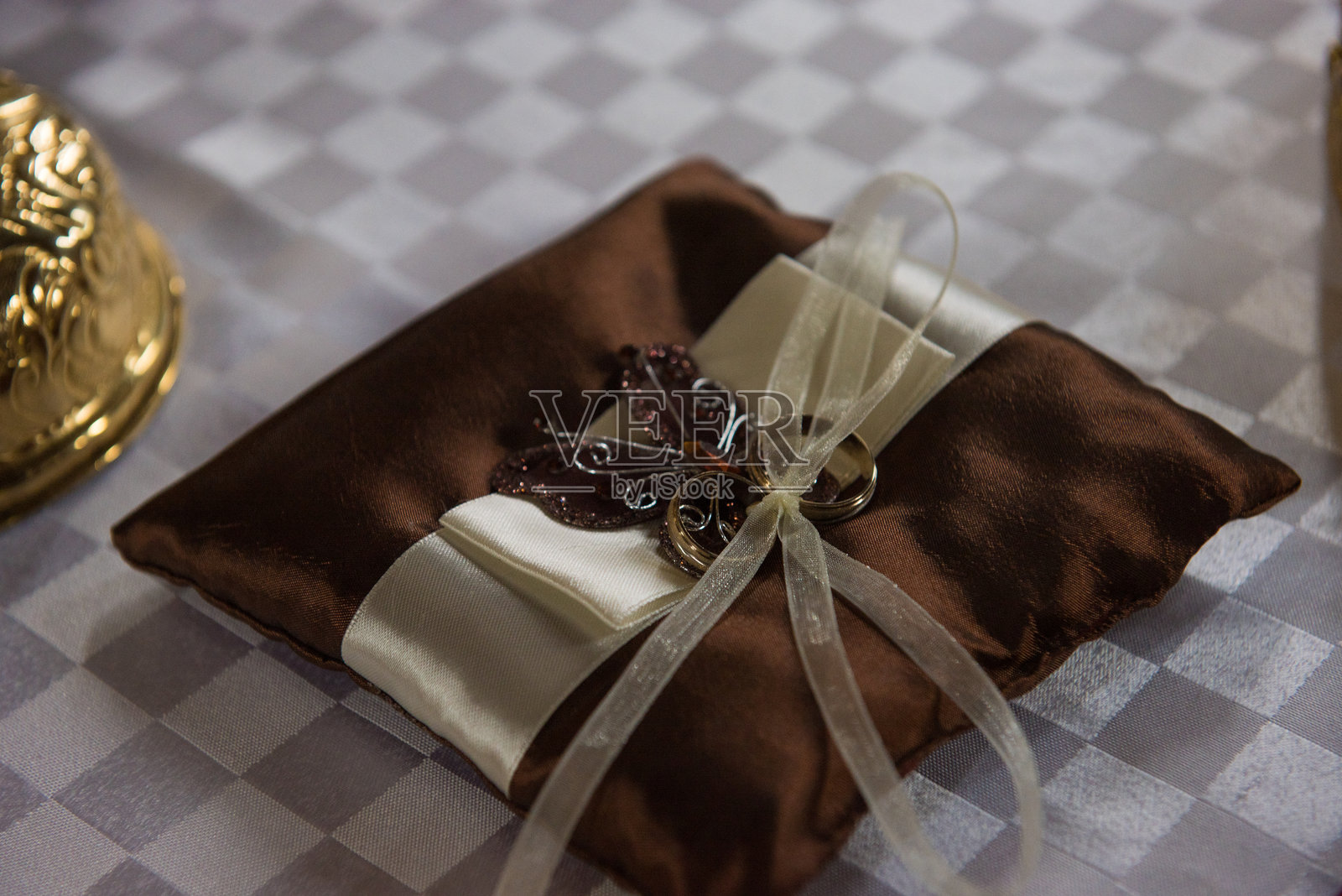 金色订婚结婚对戒放在枕头上，2026照片摄影图片