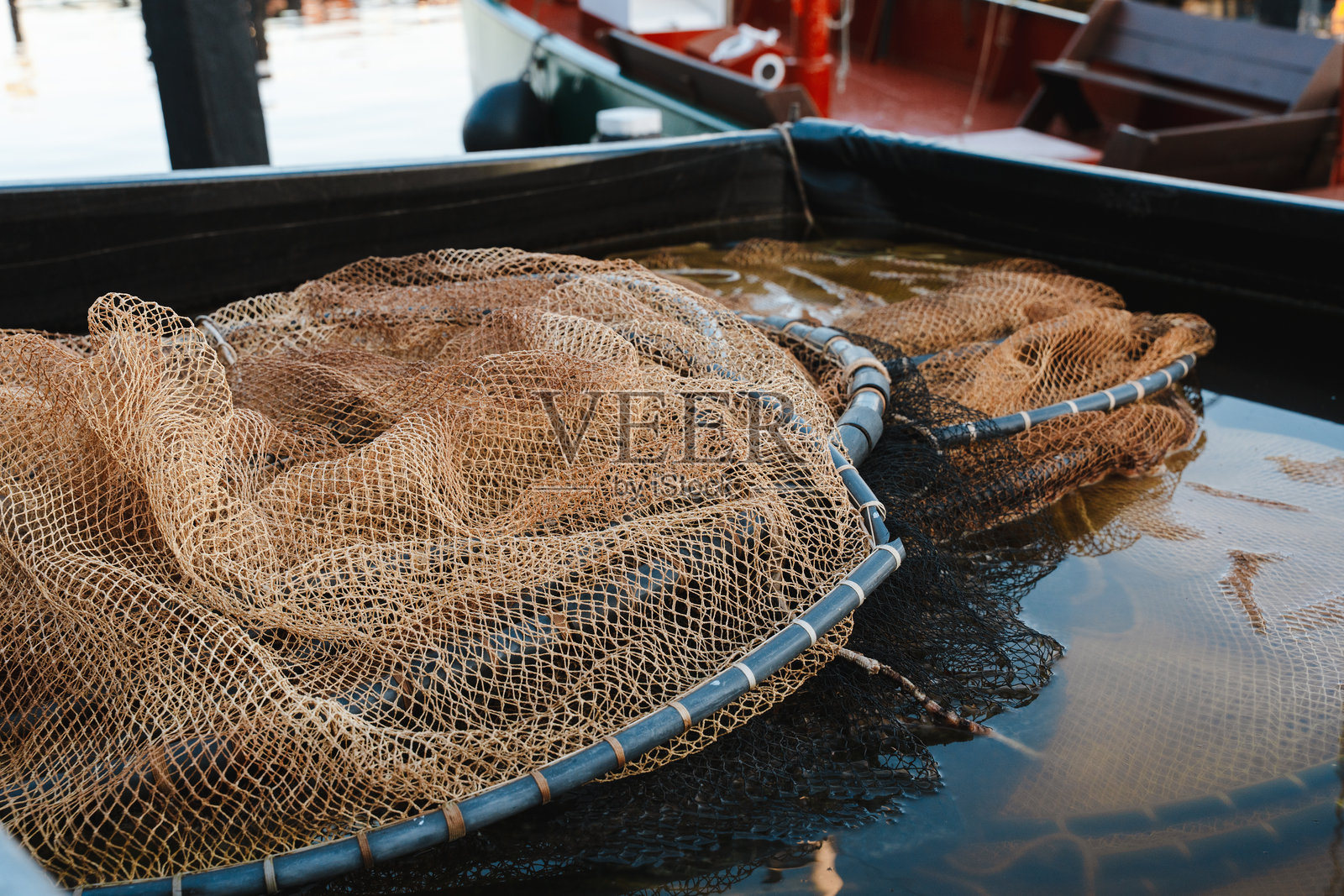 缠绕的渔网放在木码头边照片摄影图片